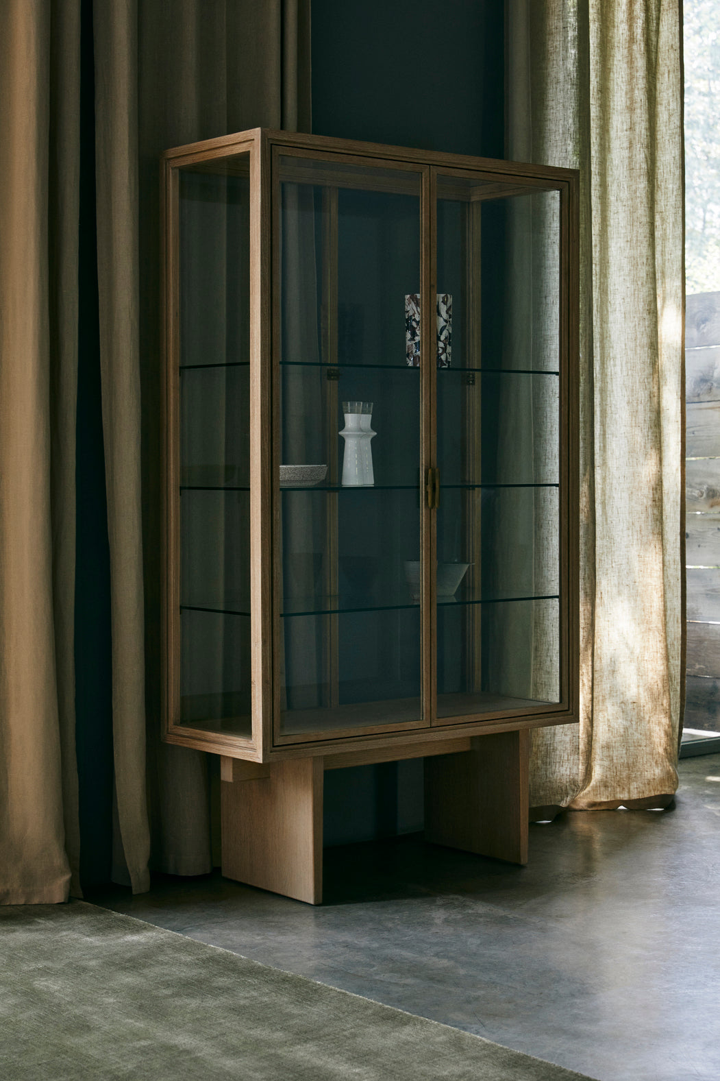 Sklenená vitrína PRIVATE dýha z dubu