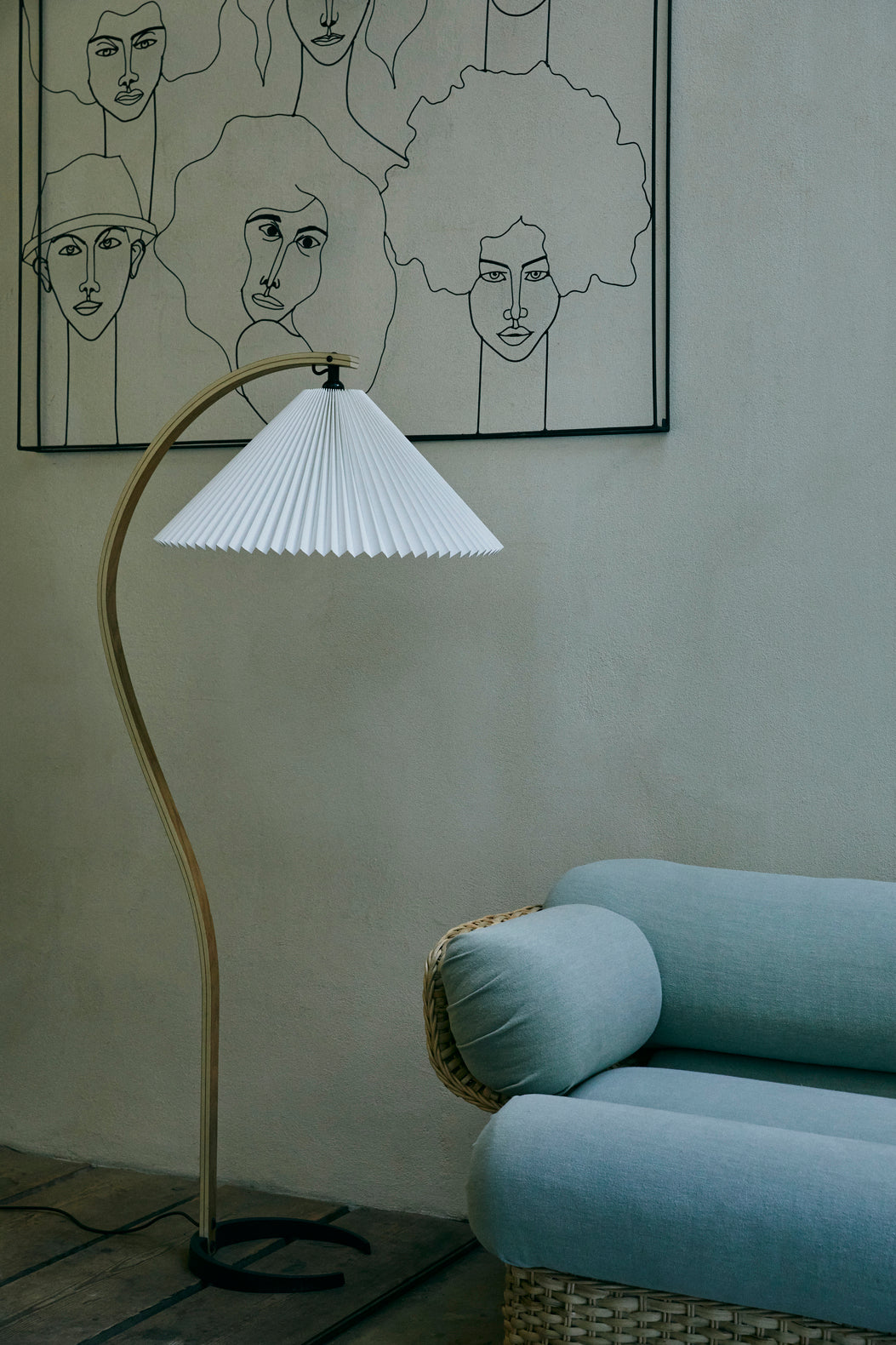 Stojaca lampa na čítanie TIMBERLINE z dubového dreva s bielym tienidlom