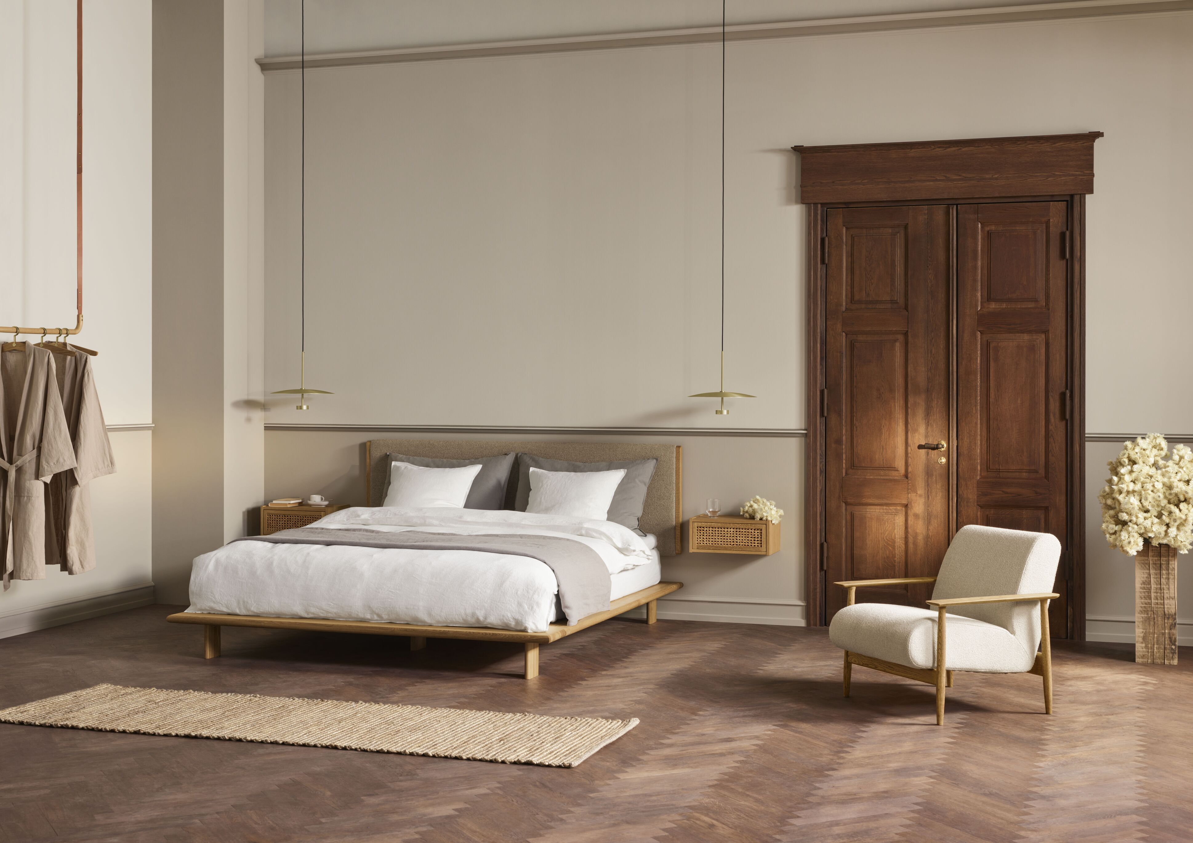 Upholstered armchair Visti base made of dark oak