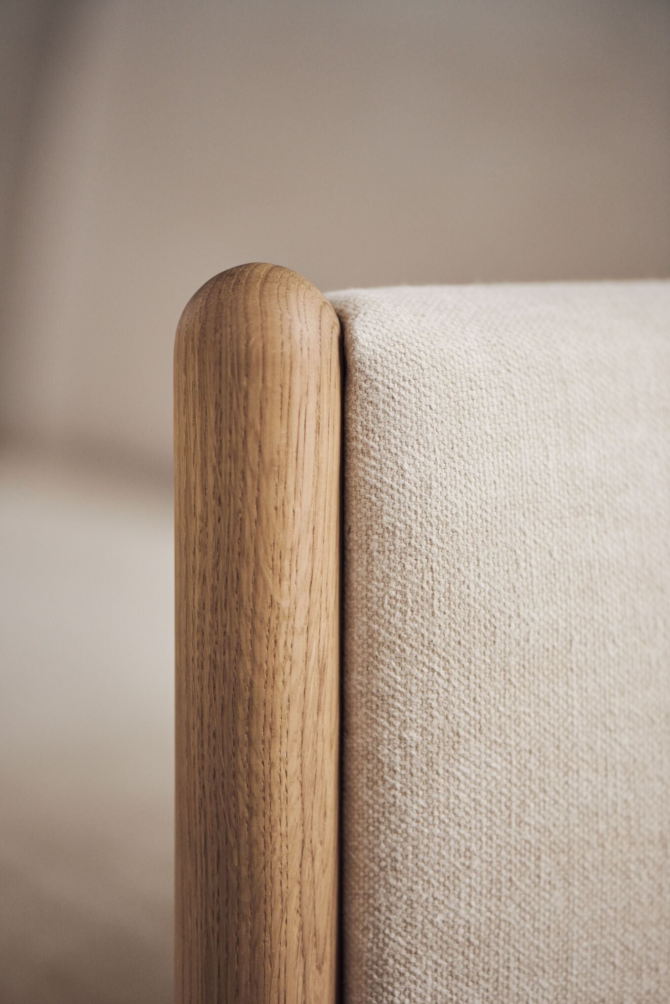 Sofa 3-osobová HAYDEN s dubovou základňou