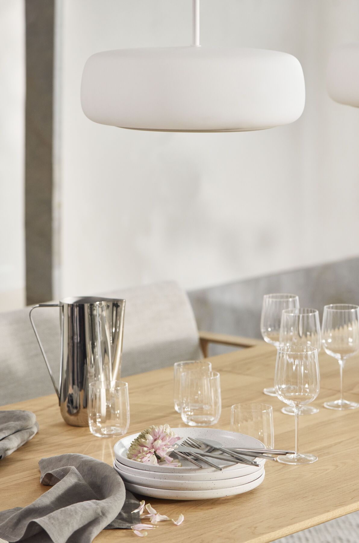 Závesná lampa FLUIRE matné opálové sklo