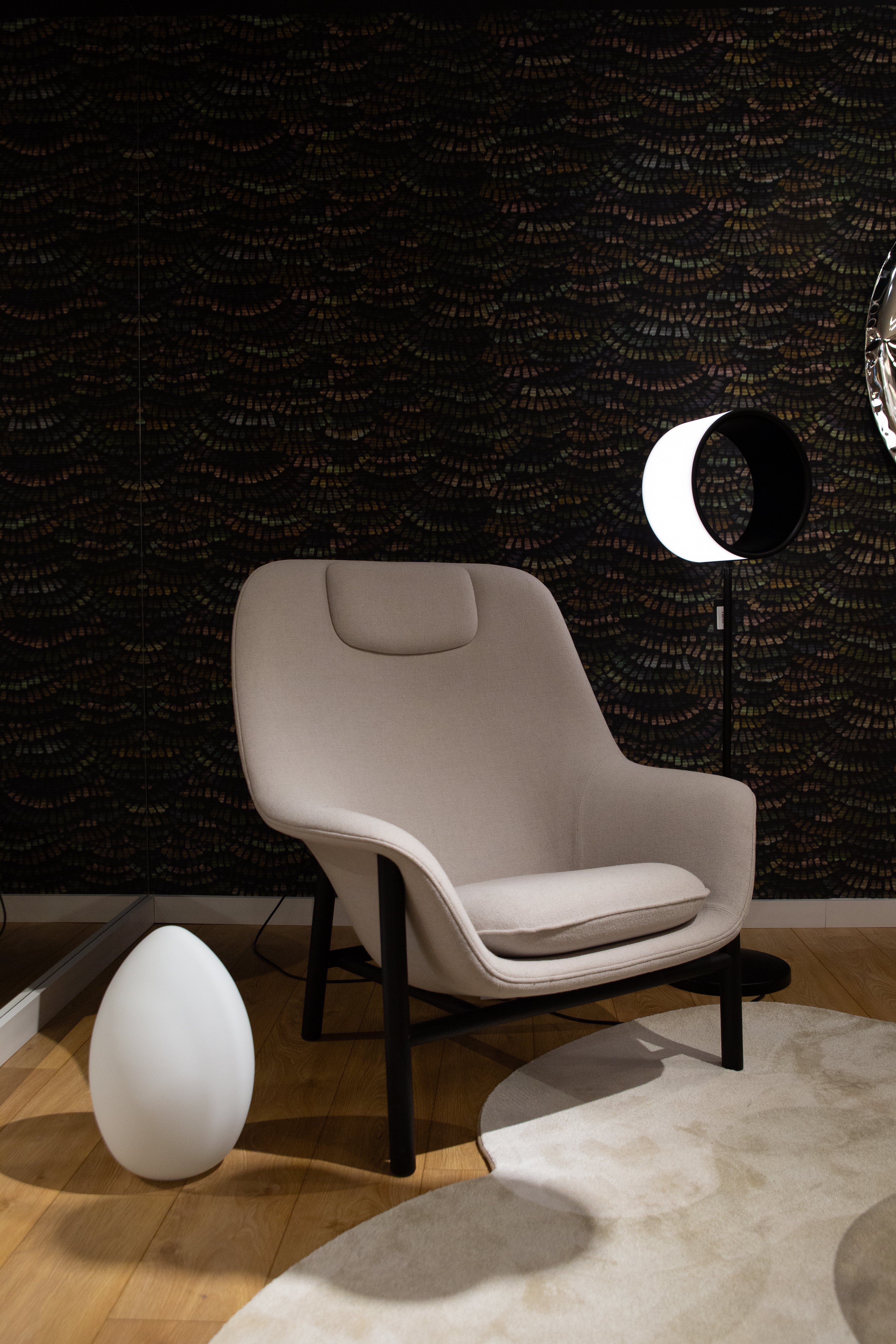 Fotel DRAPE HIGH W. HEADREST s čiernou dubovou základňou - poexponovaný