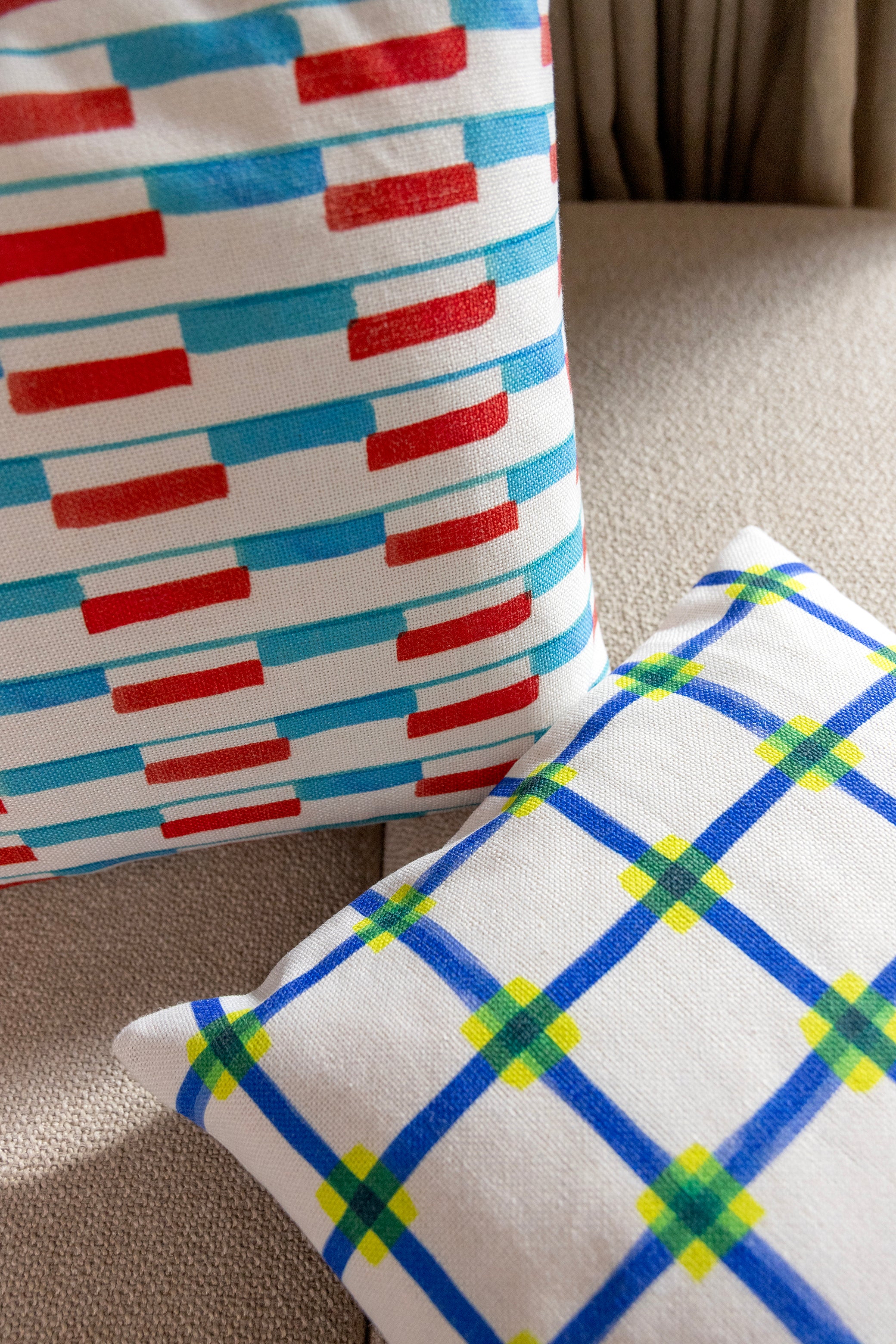 Povlak na vankúš CLASH biely s modrou a žltou