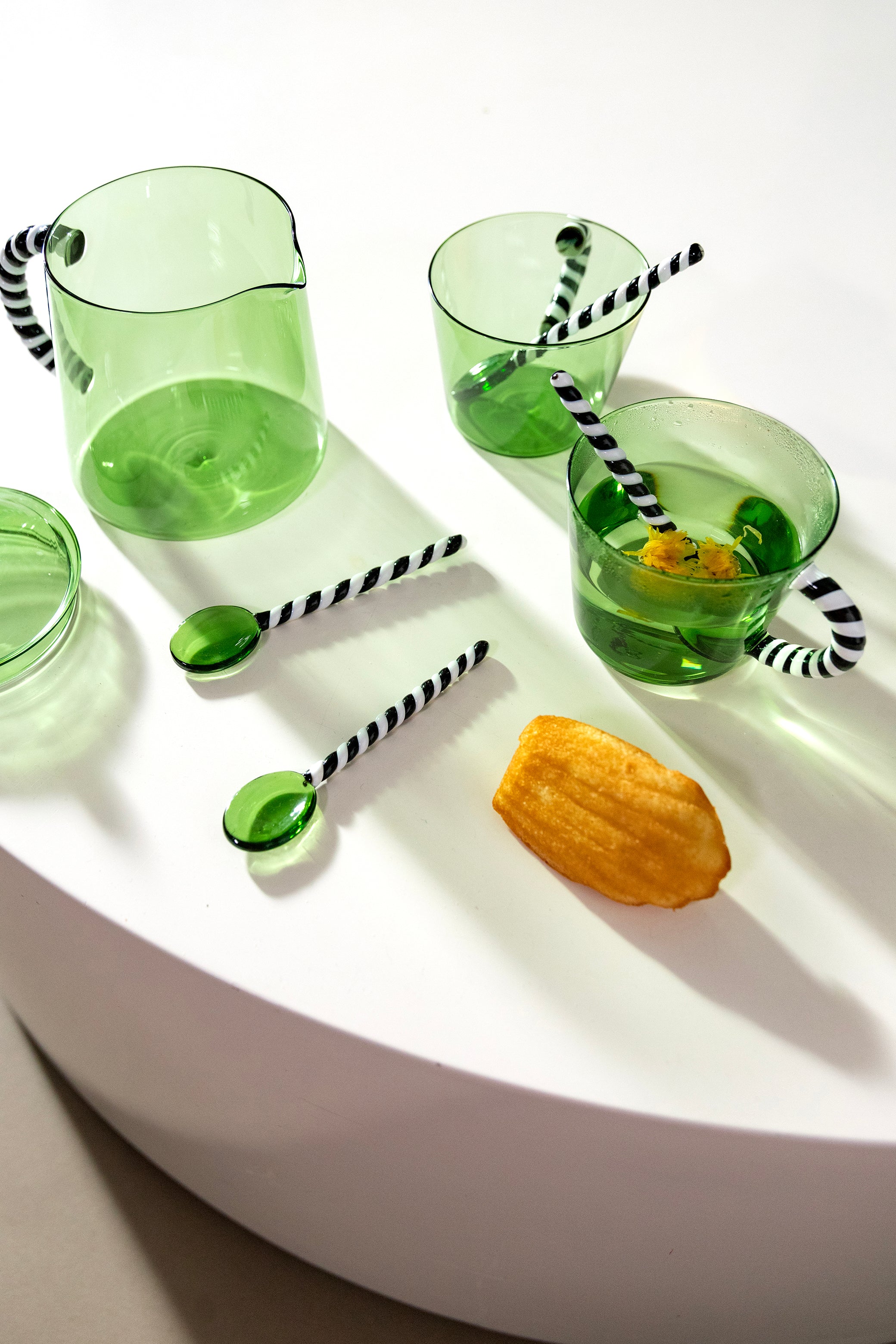 Green DUET Glass Jug with Black and White Handle