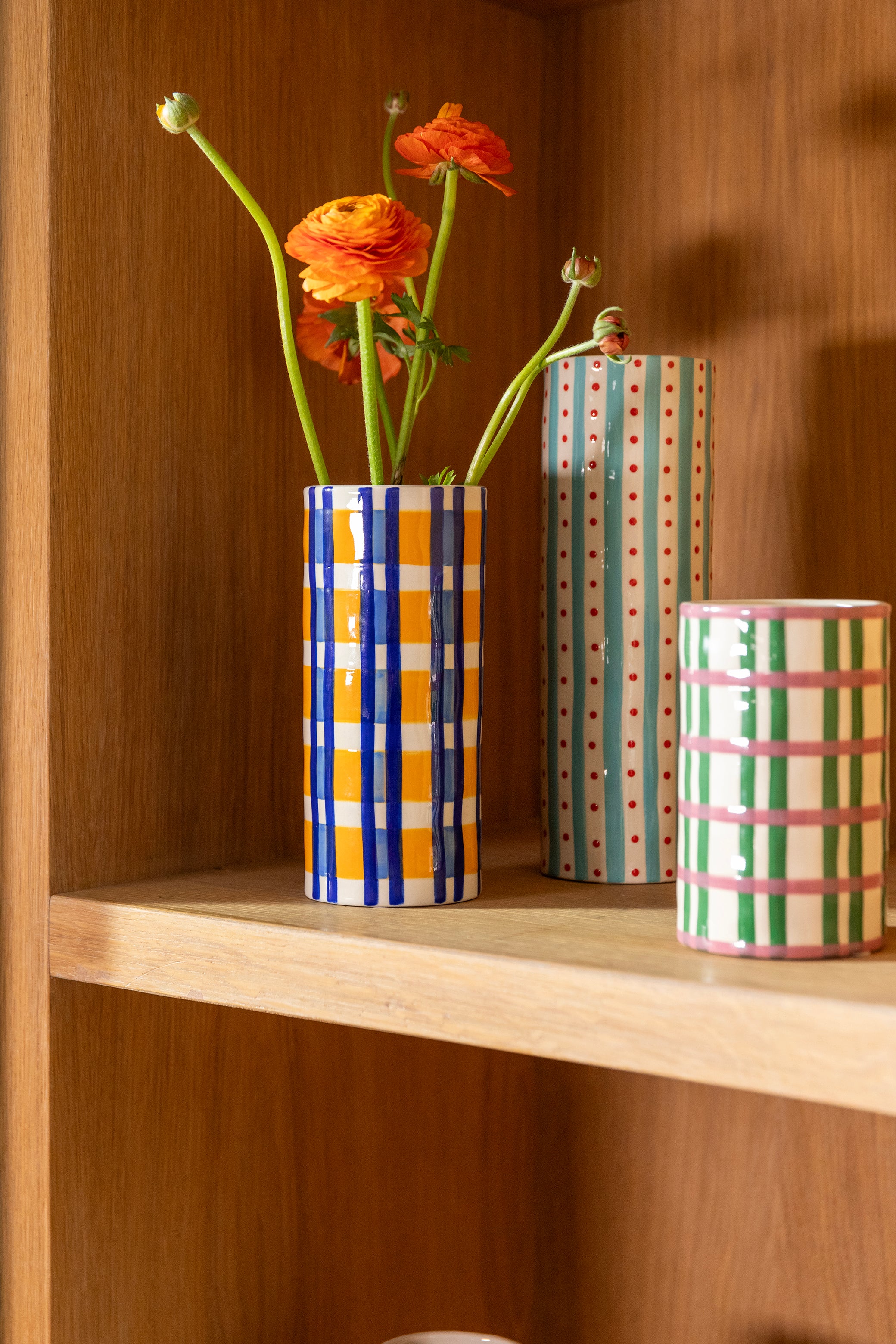 Váza CLASH DOT biela s modrou a červenou