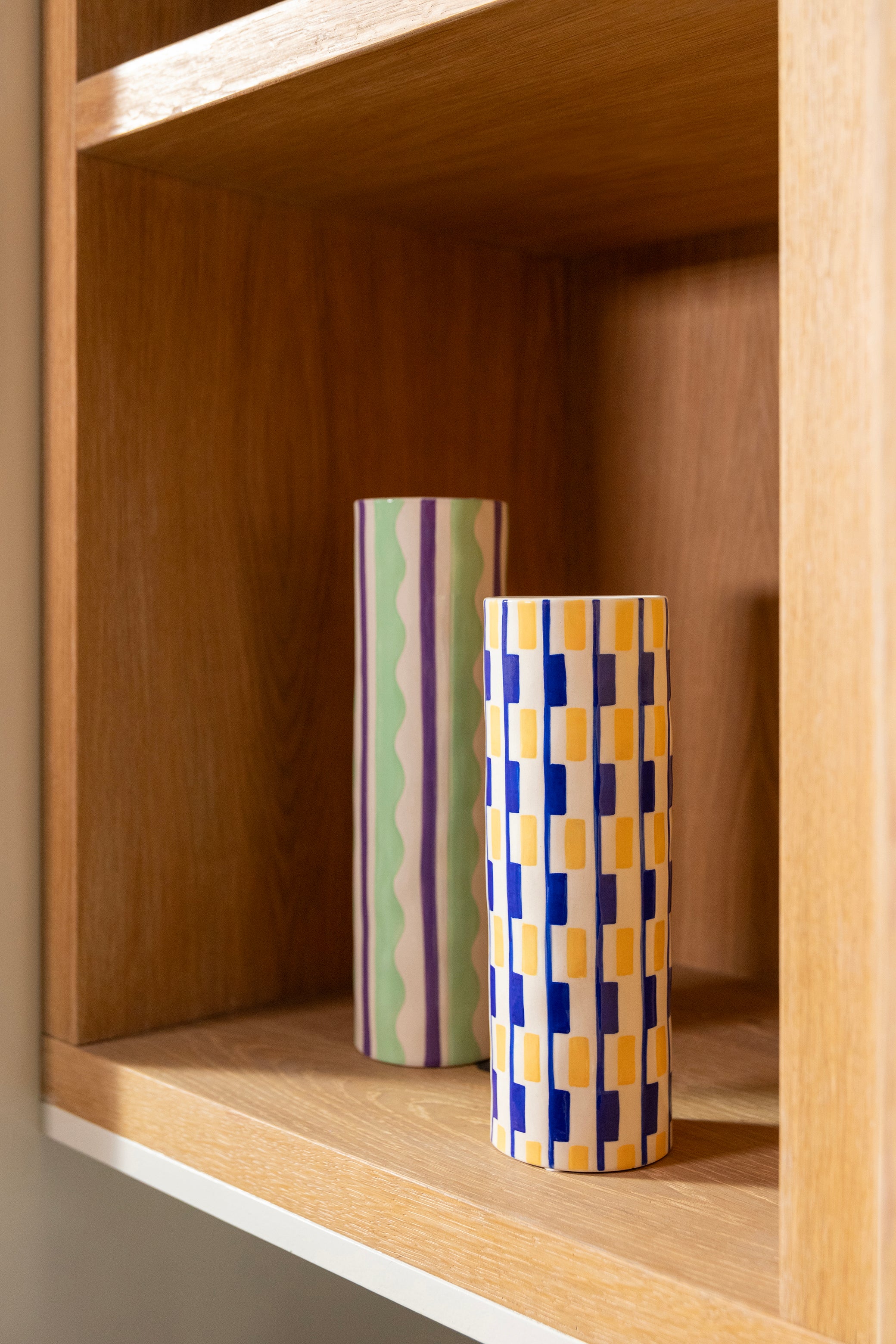 Váza CLASH WIGGLE biela so zelenou a fialovou