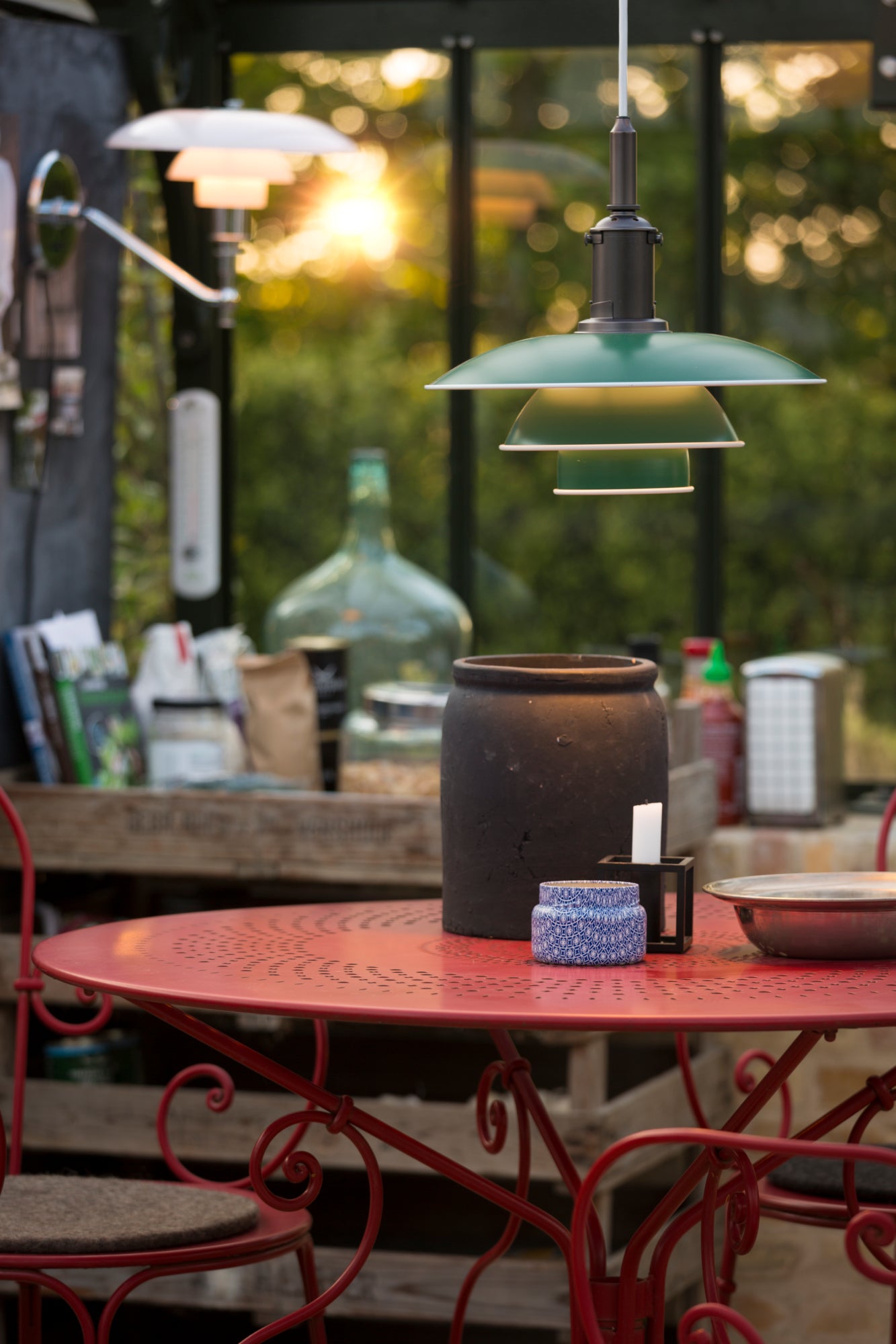 Nástenná lampa PH 3/2 biela s chrómovým podstavcom