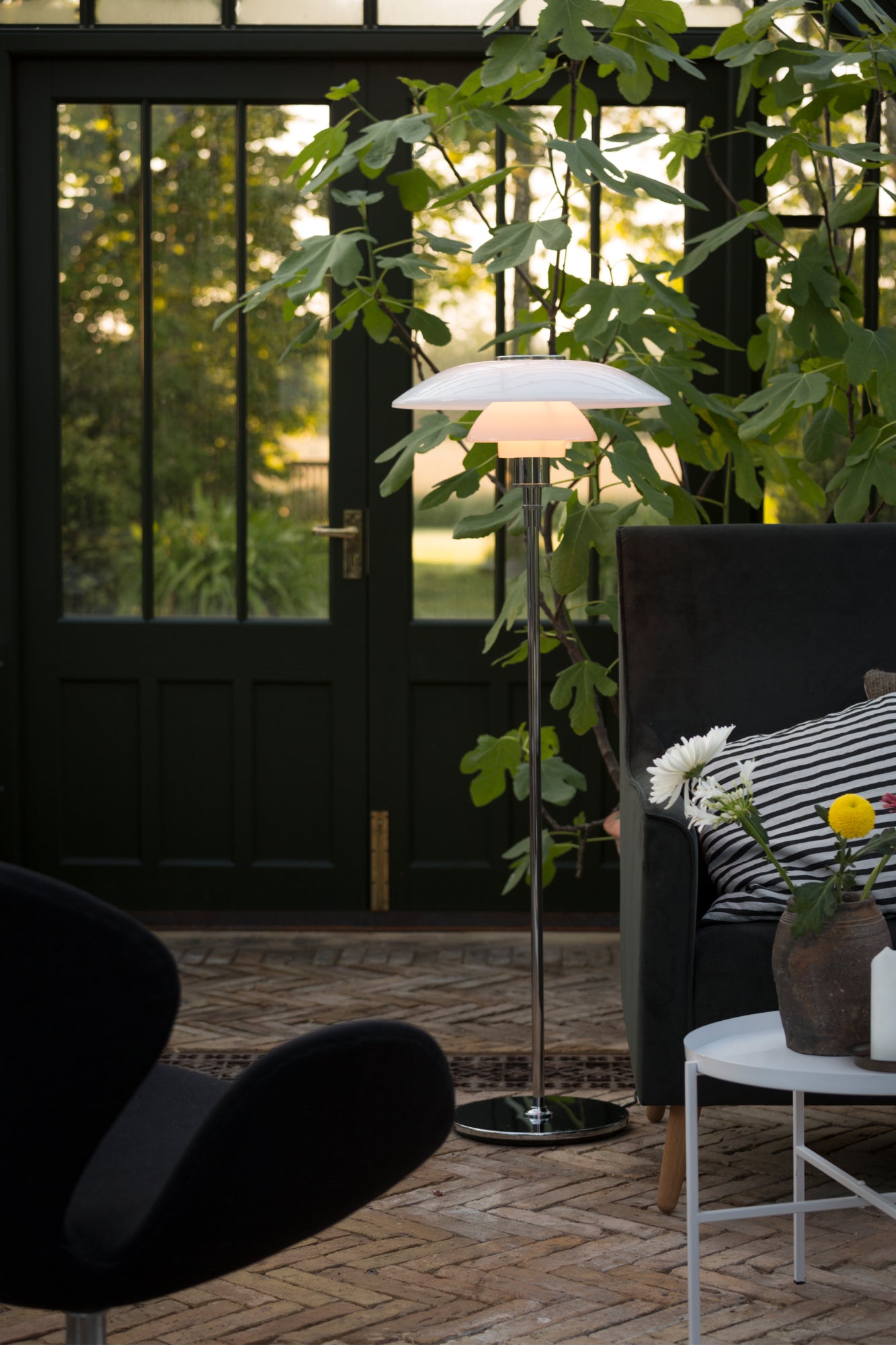 Stojaca lampa PH 4½-3½ biela s chrómovým podstavcom