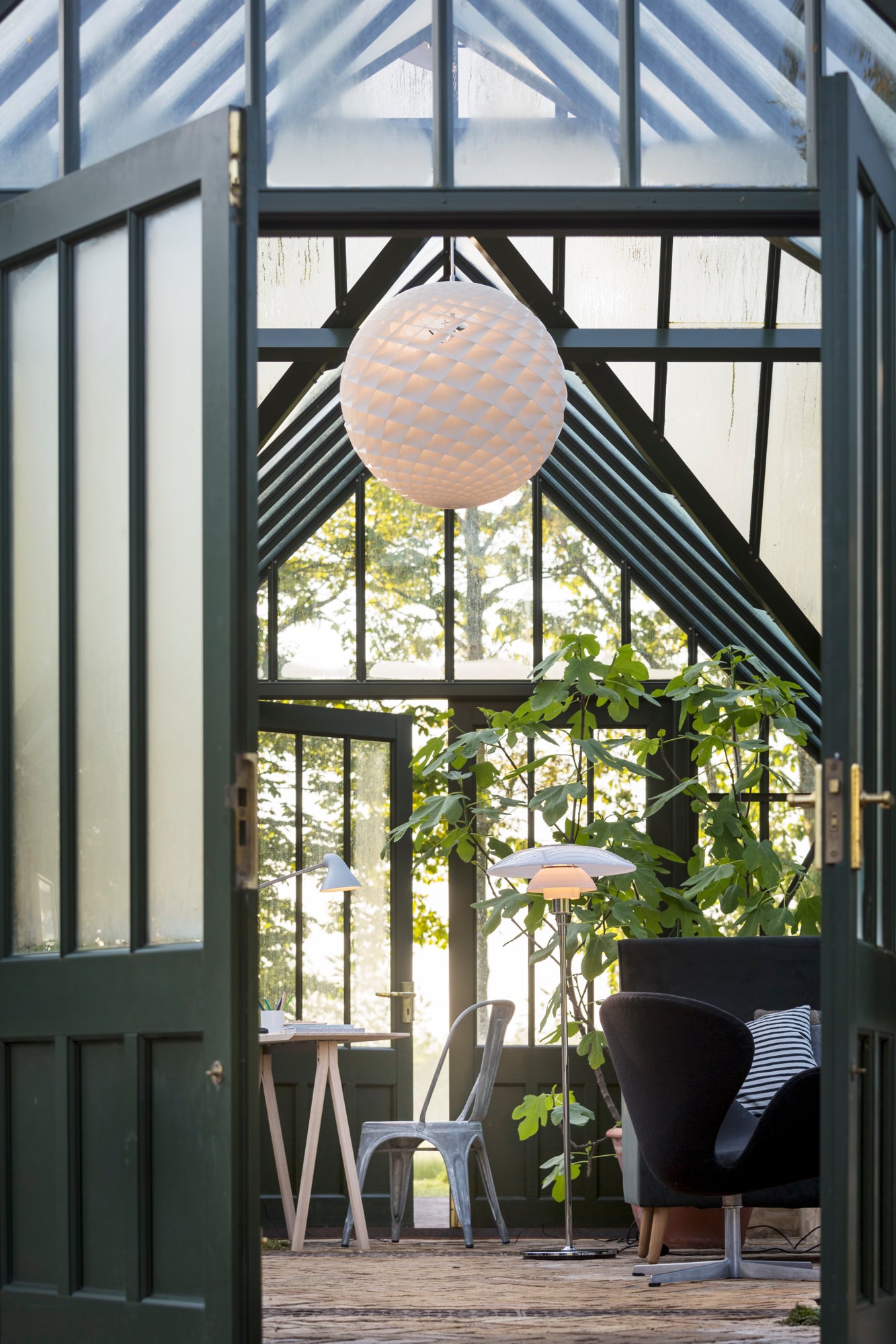 Stojaca lampa PH 4½-3½ biela s chrómovým podstavcom