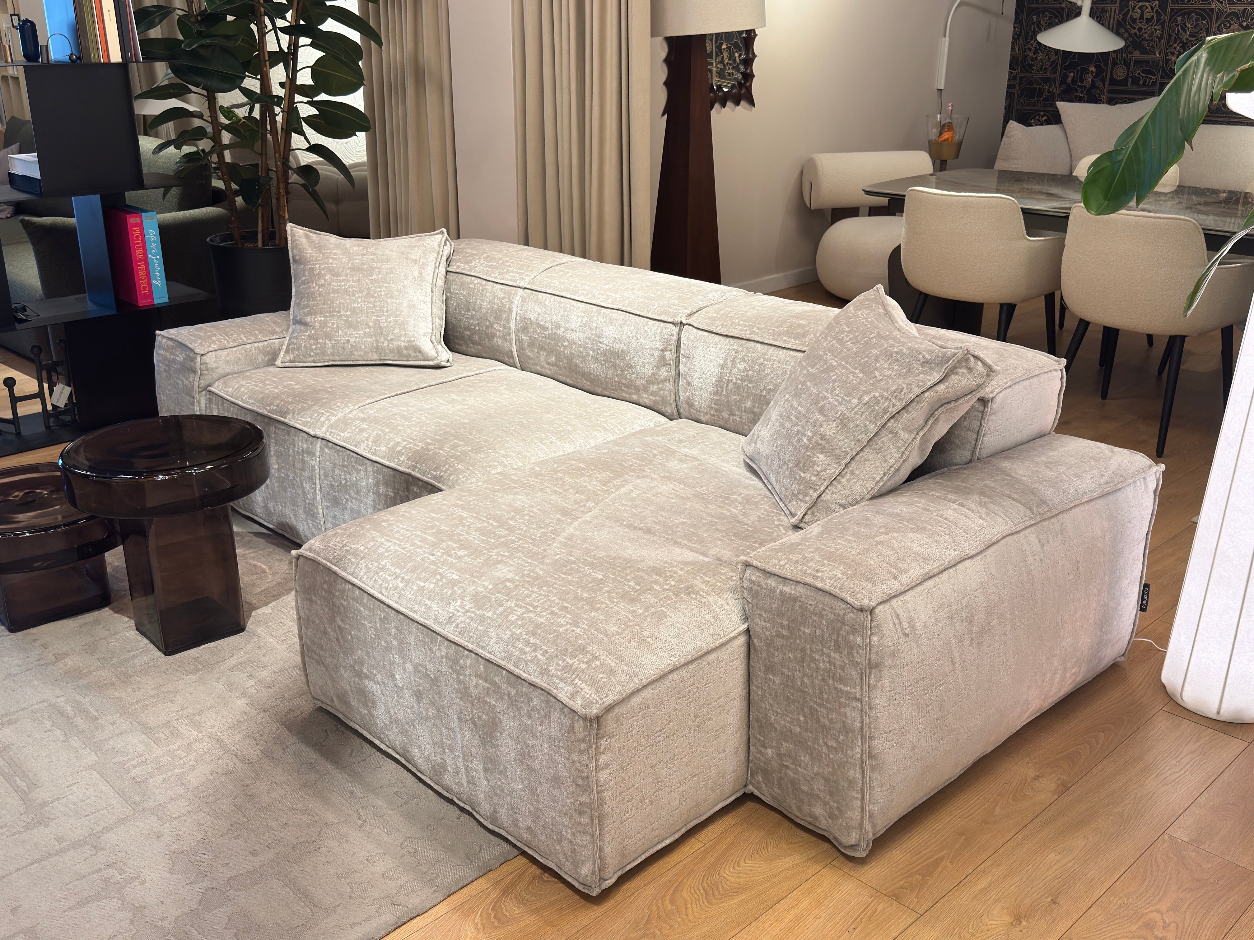 Narožník s 2 poduškami CUSHIONS šedý v tkanine Smeraldo - po výstave