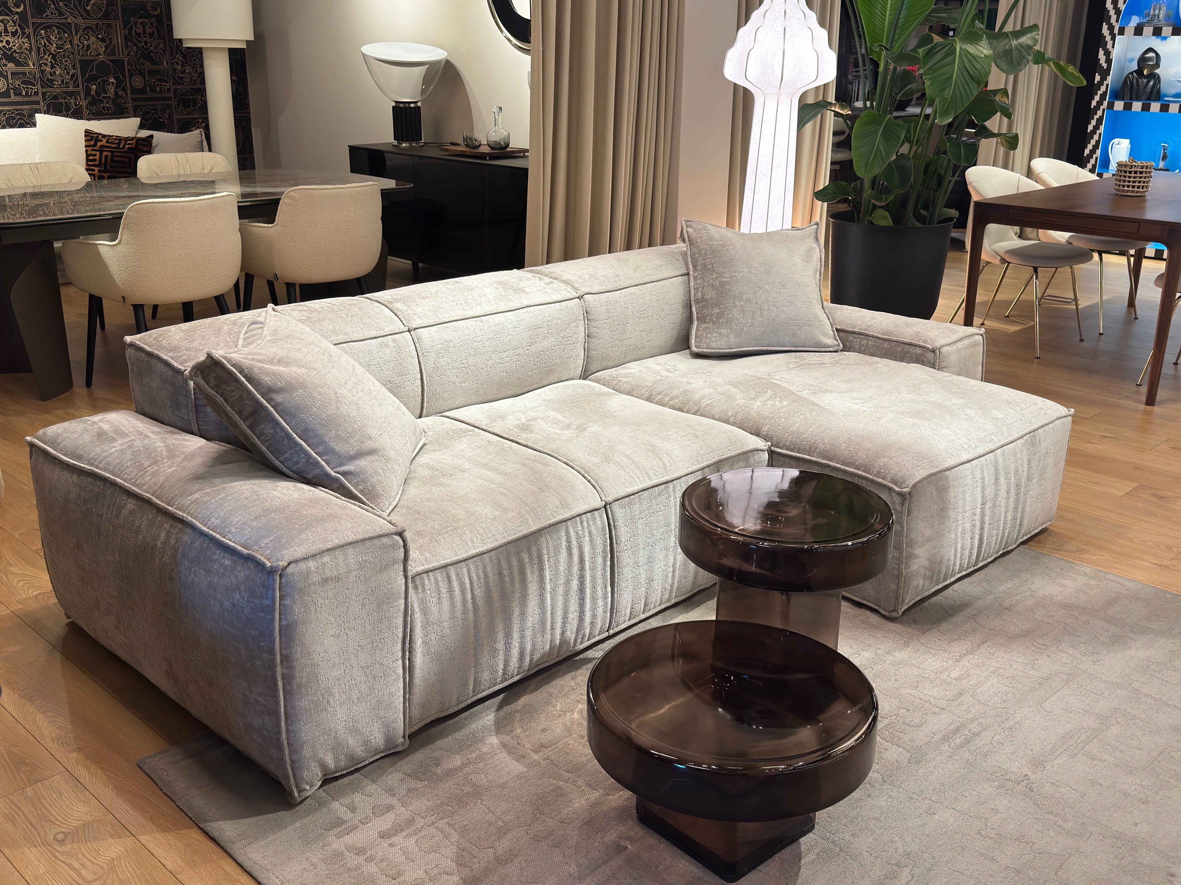 Narožník s 2 poduškami CUSHIONS šedý v tkanine Smeraldo - po výstave