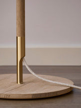 Stojaca lampa MODEL 328 LK 80 biela s tmavým dubovým podstavcom