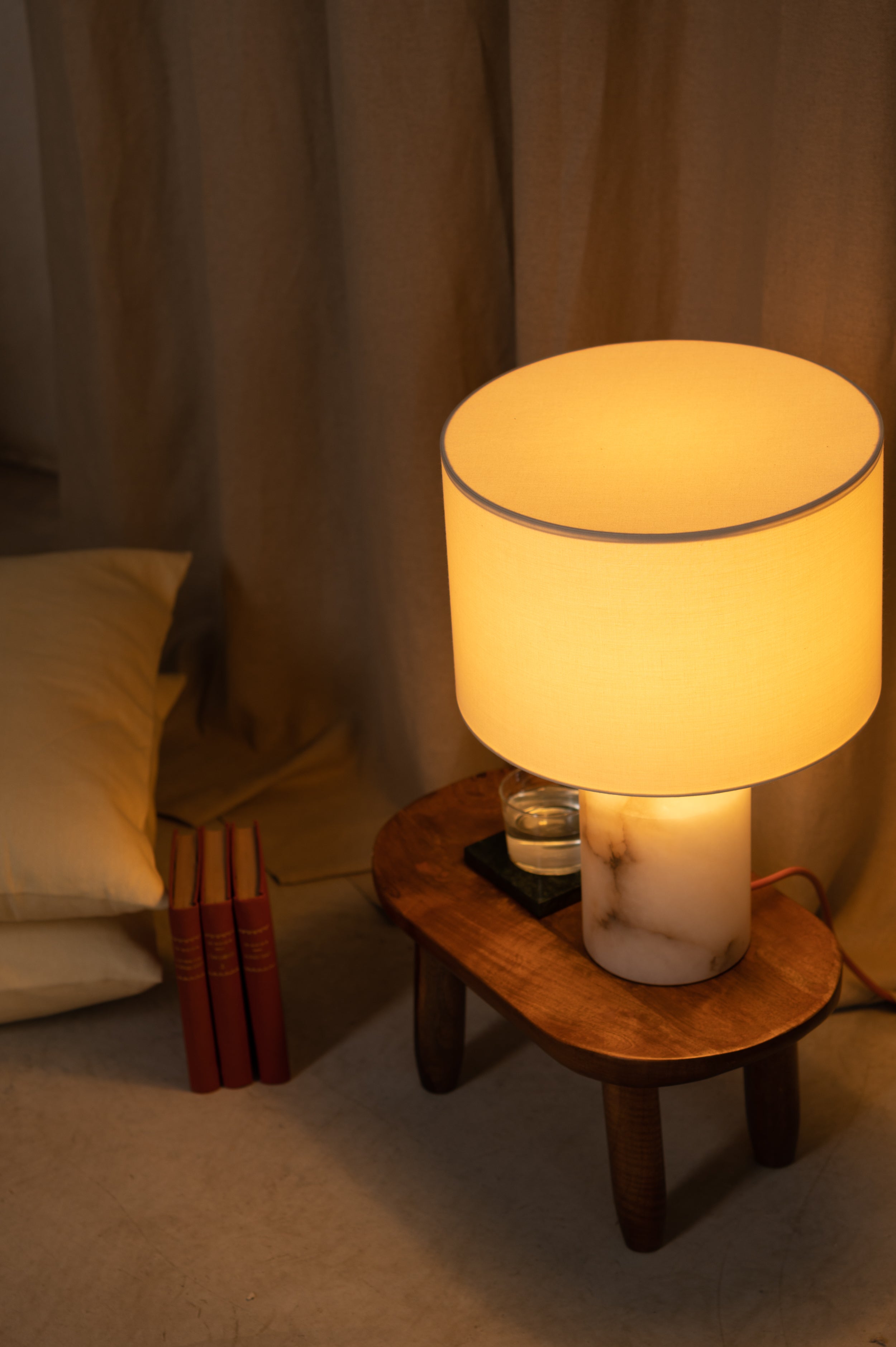 Stolná lampa JOSEF biely alabaster