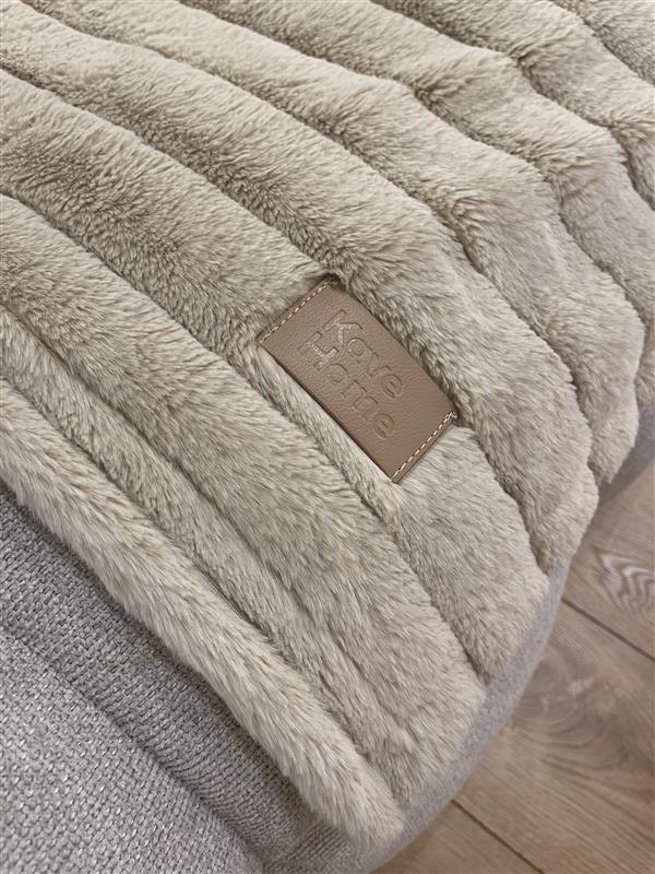 Koc z umelého kožušiny Kave Home béžový - poexponovaný