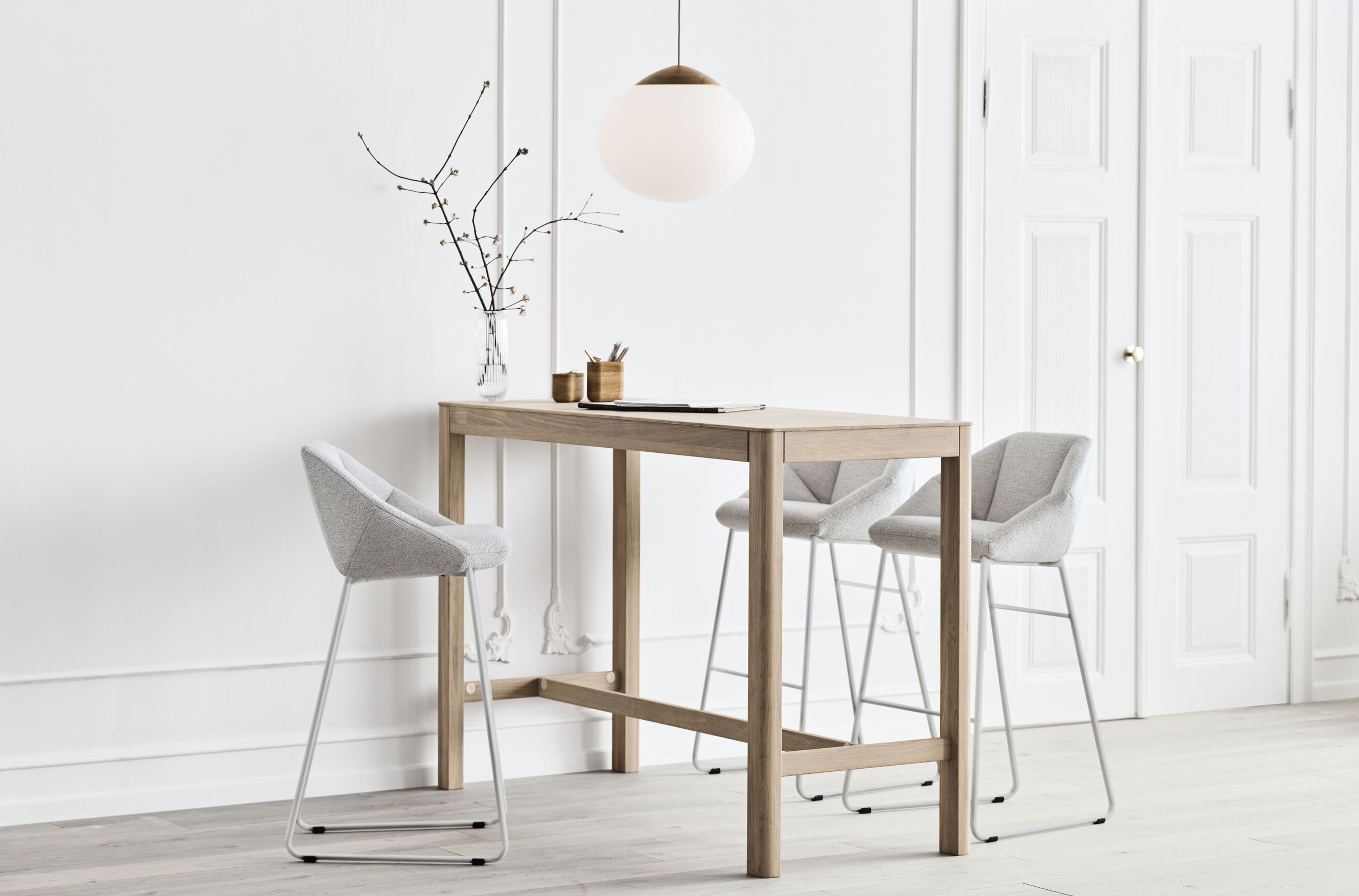 Barová stolička KIMONO s chrómovanou oceľovou základňou