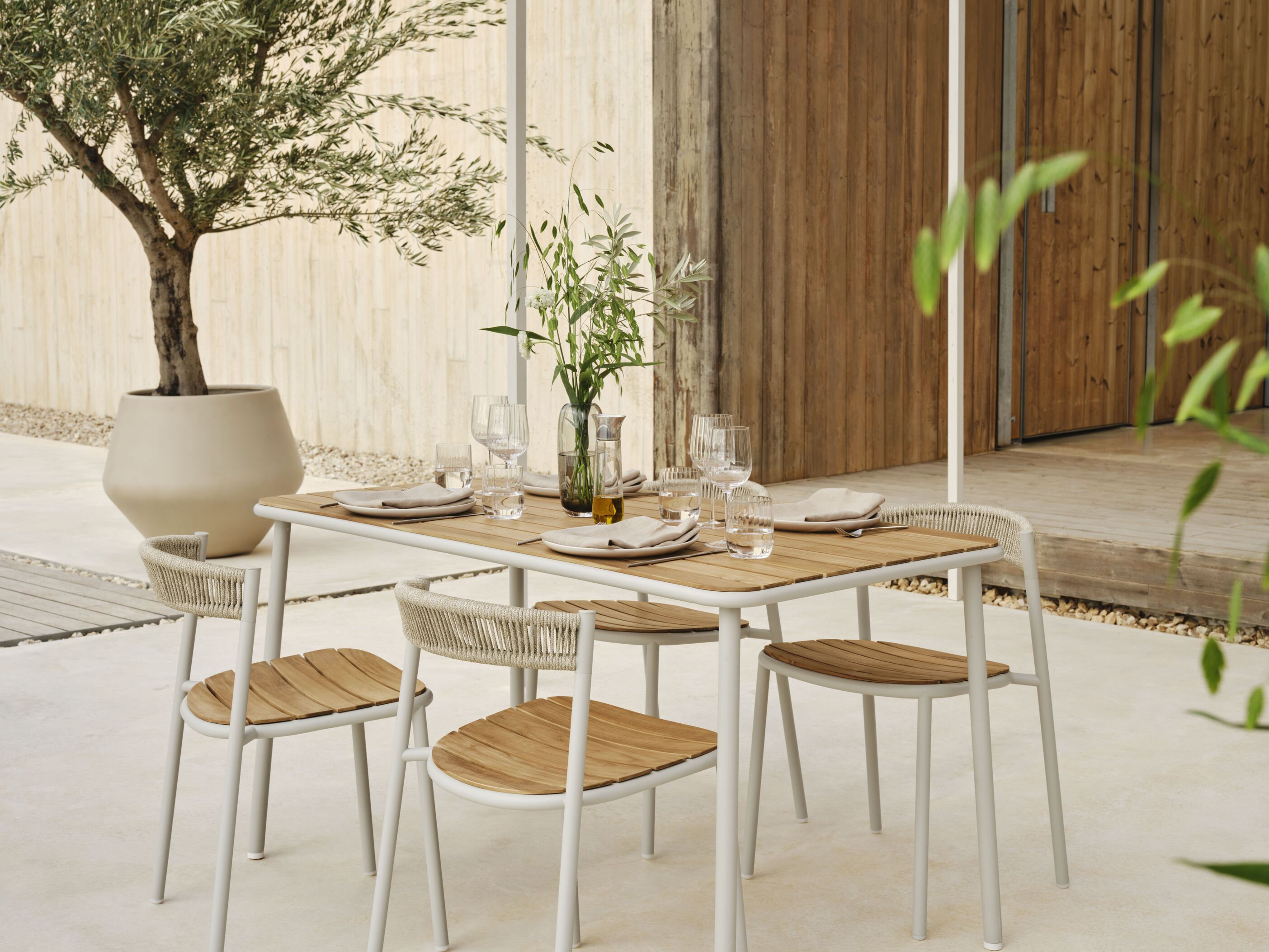 Záhradný stôl KITE drevený so šedou oceľovou základňou