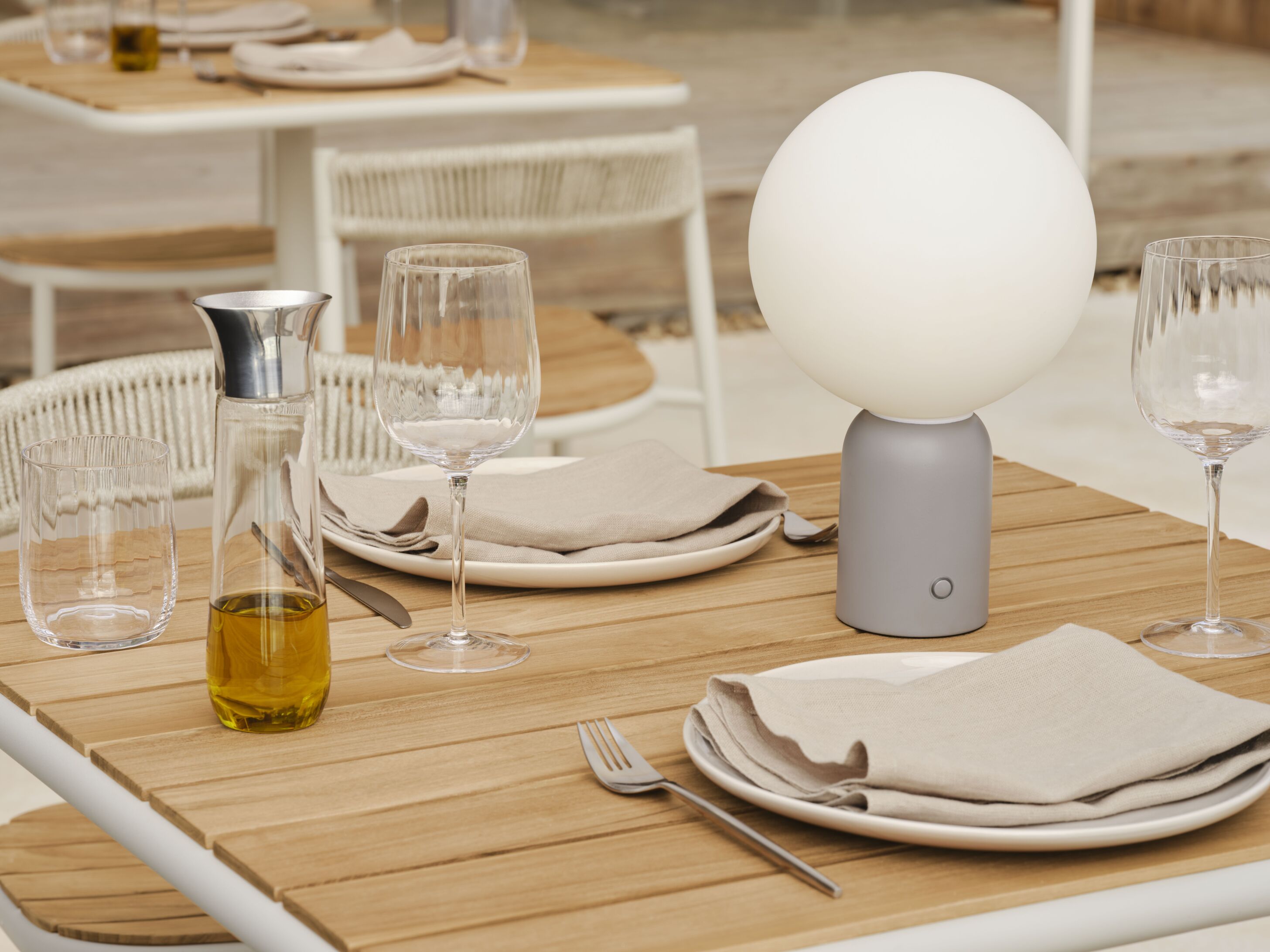 Záhradný stôl KITE drevený so šedou oceľovou základňou