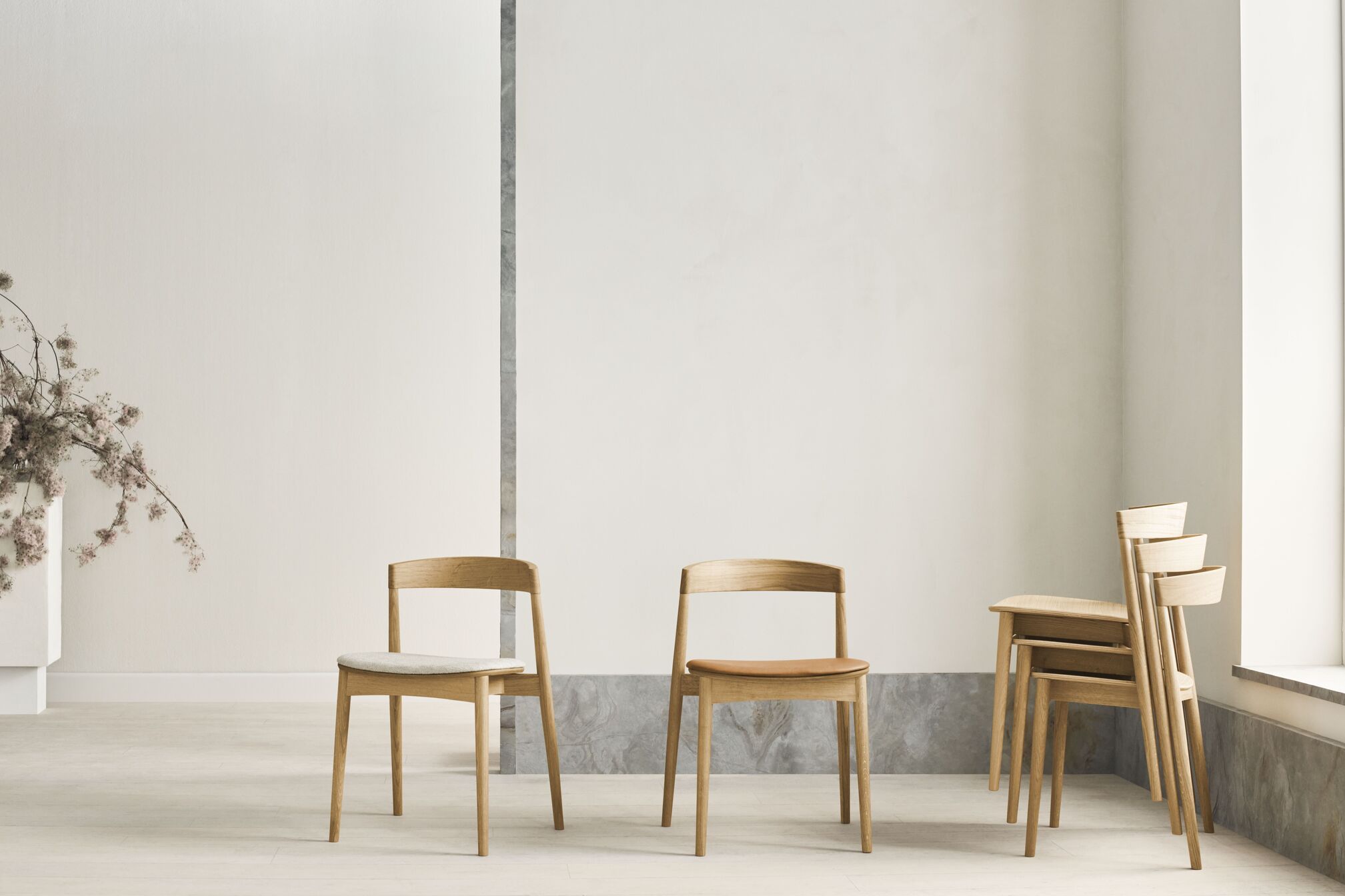 Čalúnená stolička KITE s dubovým podstavcom