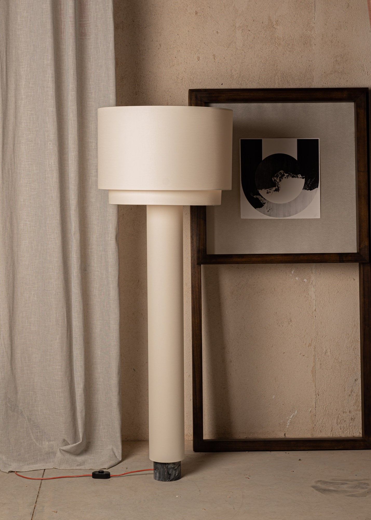 KOLUMNO Beige Floor Lamp with Black Marble