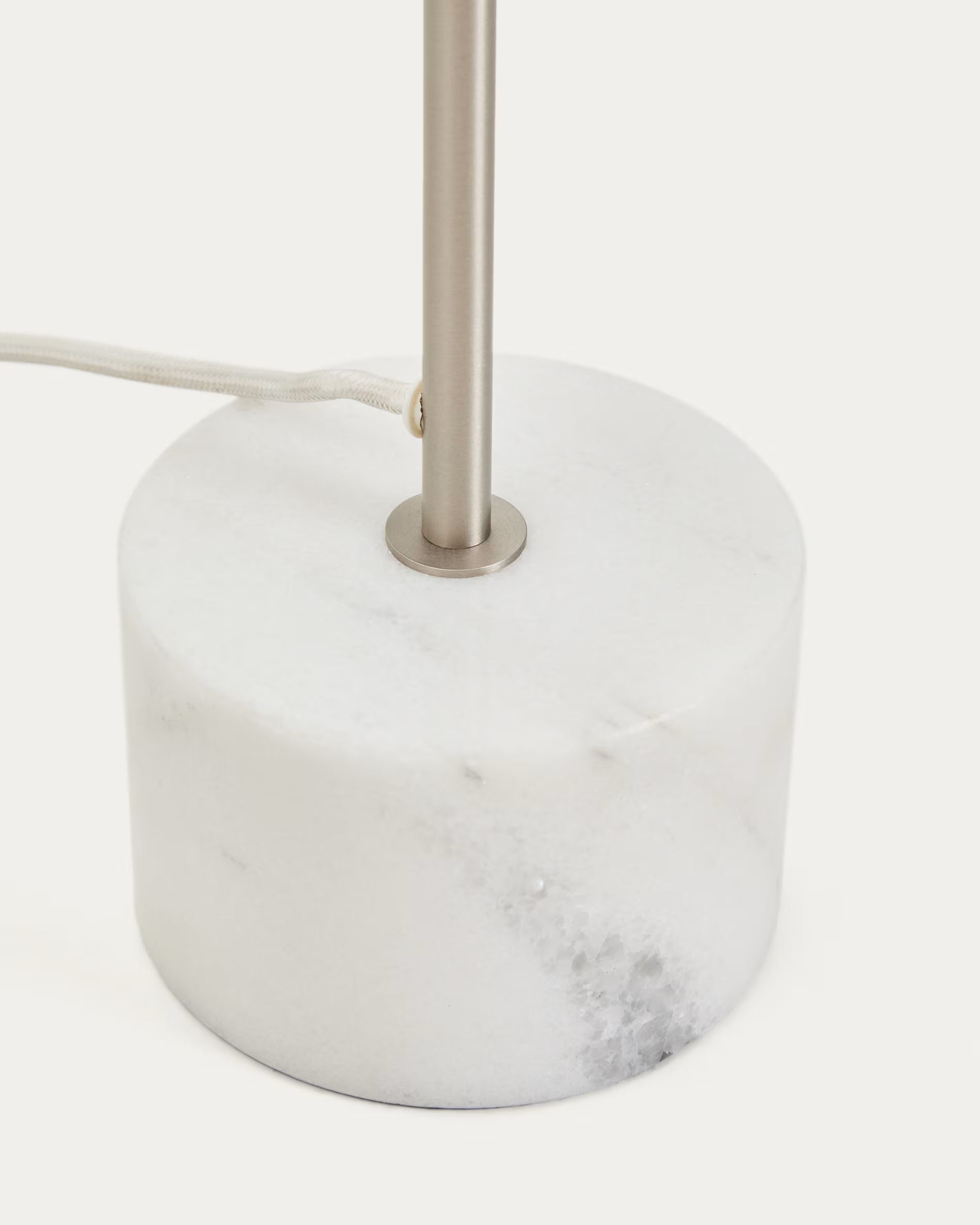 Stojaca lampa LYNOR strieborná s bielym mramorovým podstavcom