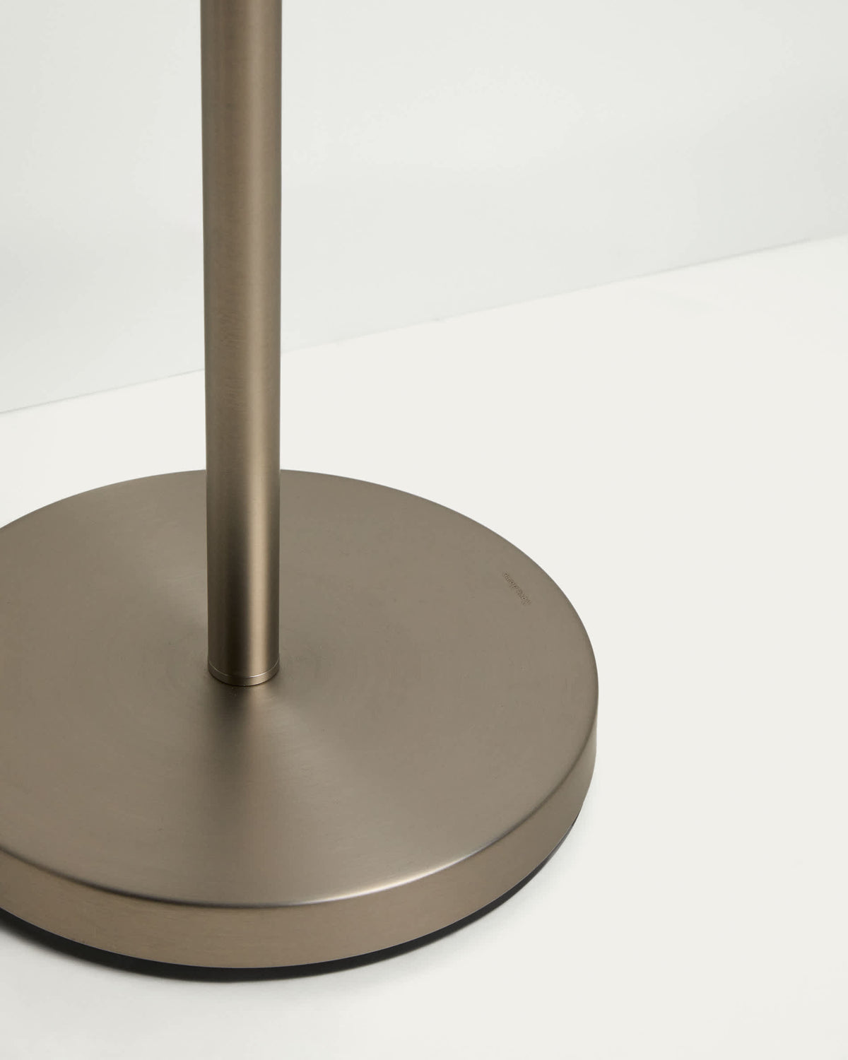 Lampa podłogowa NAVAT srebrny szczotkowany metal z bawełnianym abażurem – ujęcie 4