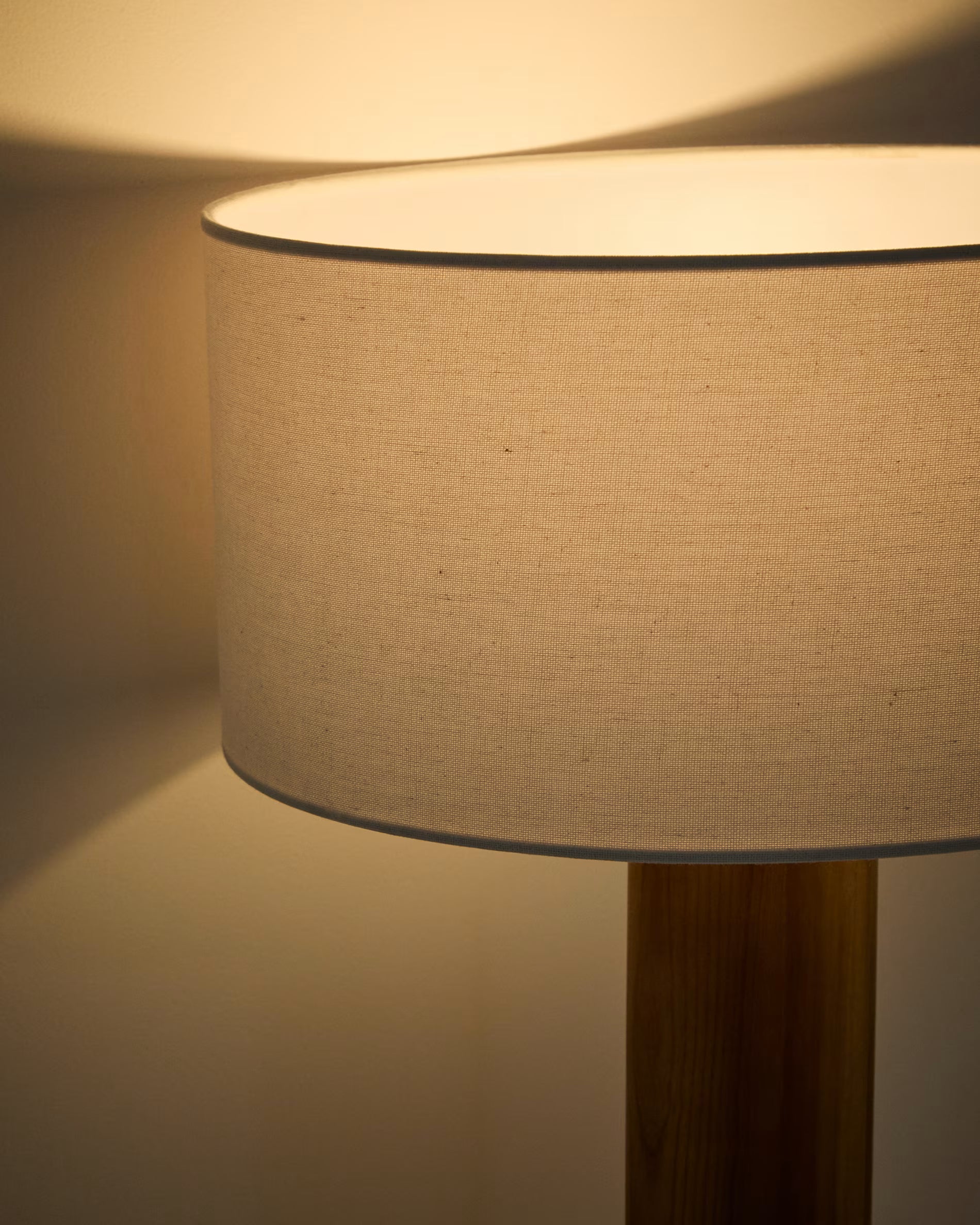 NIANI Table Lamp in Gray with Wooden Base