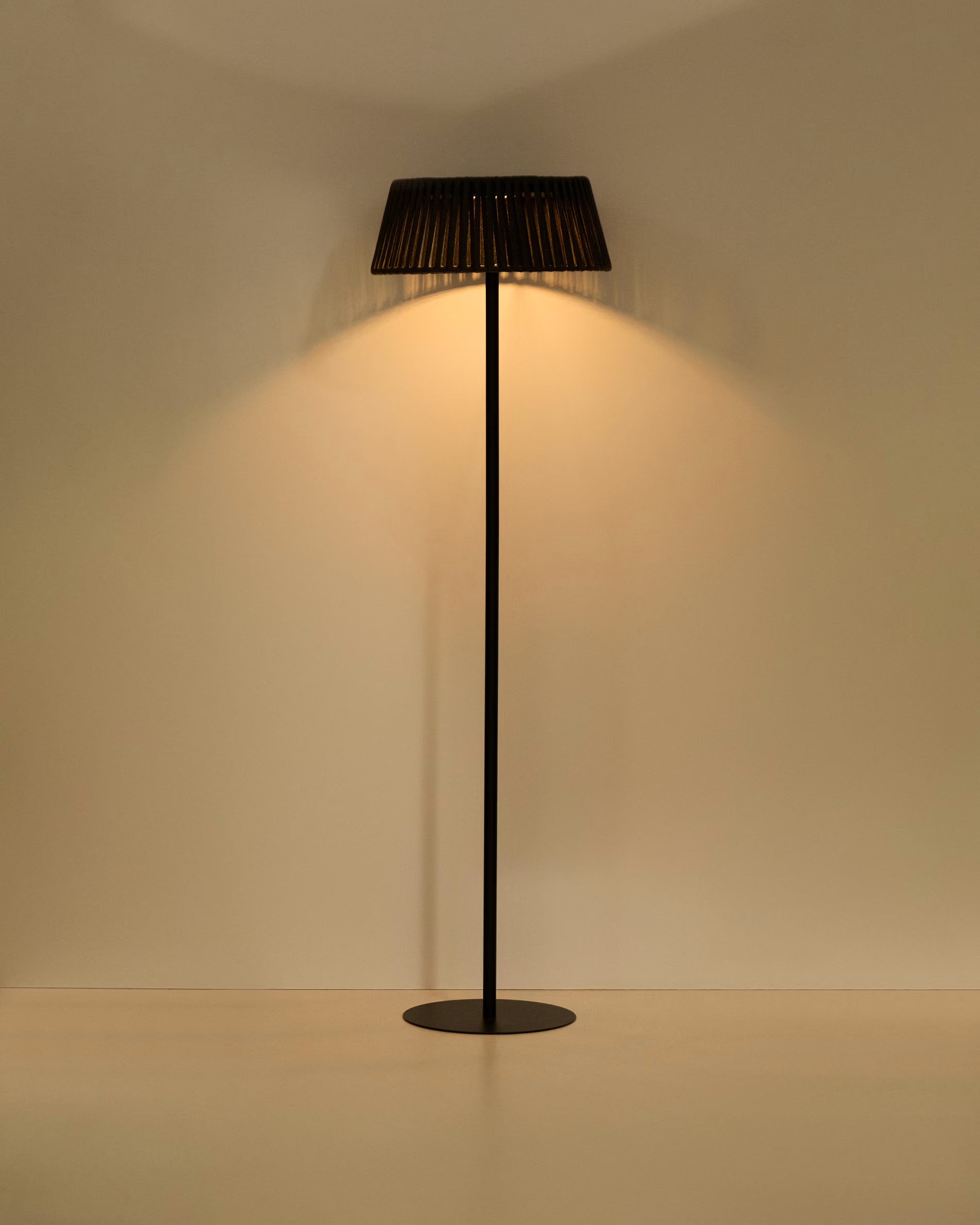 Solárna podlahová lampa do záhrady ALDET čierna