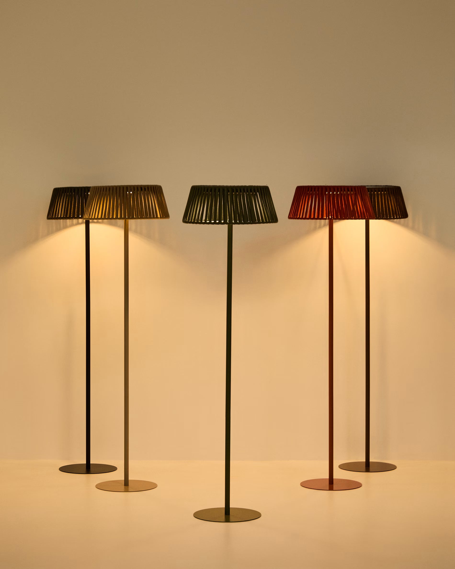 Solárna podlahová lampa do záhrady ALDET čierna