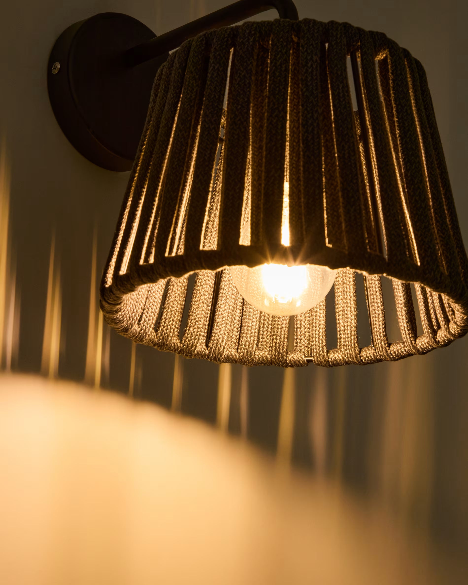 Solárna nástenná záhradná lampa ALDET čierna