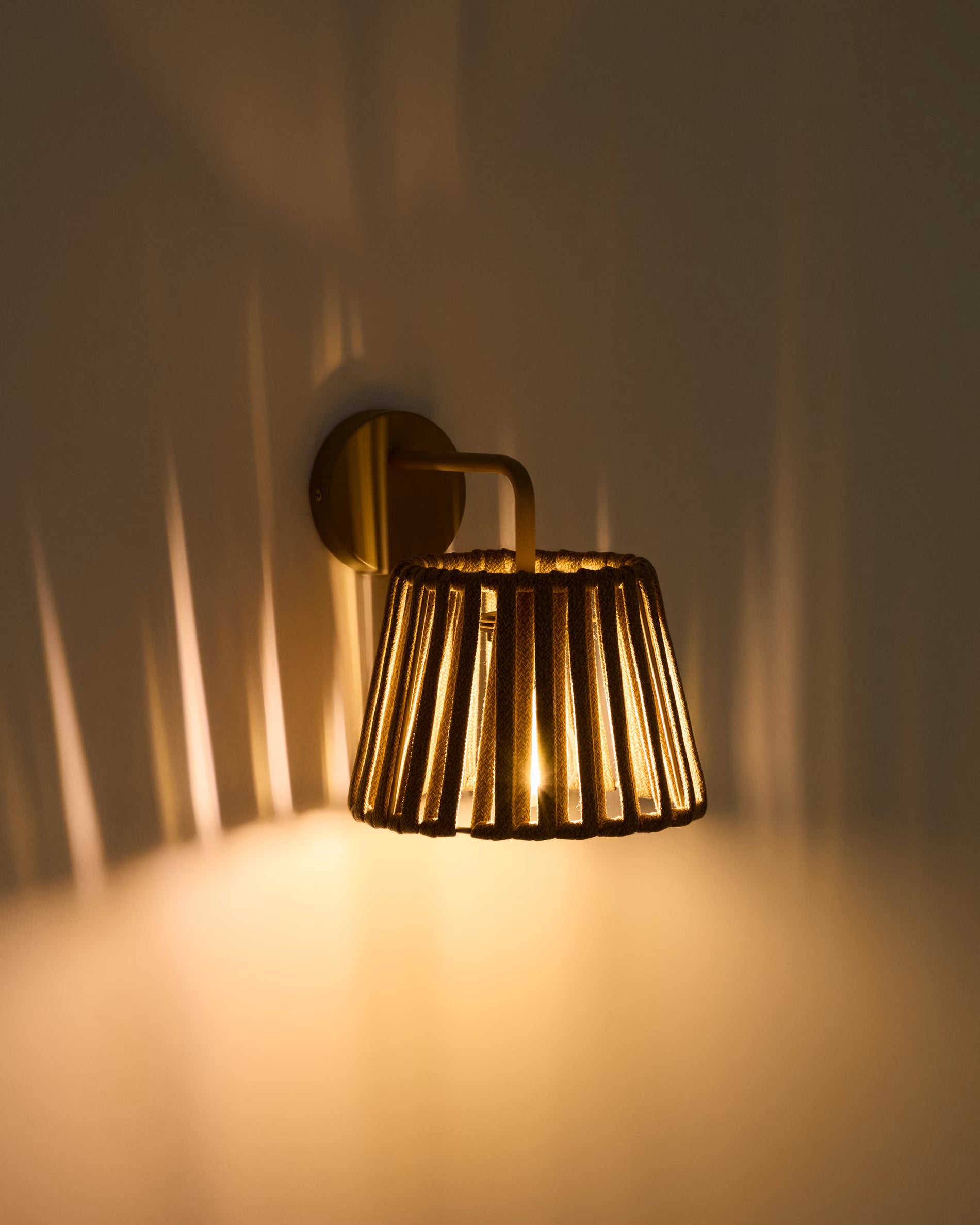 Solárna nástenná záhradná lampa ALDET tmavobéžová