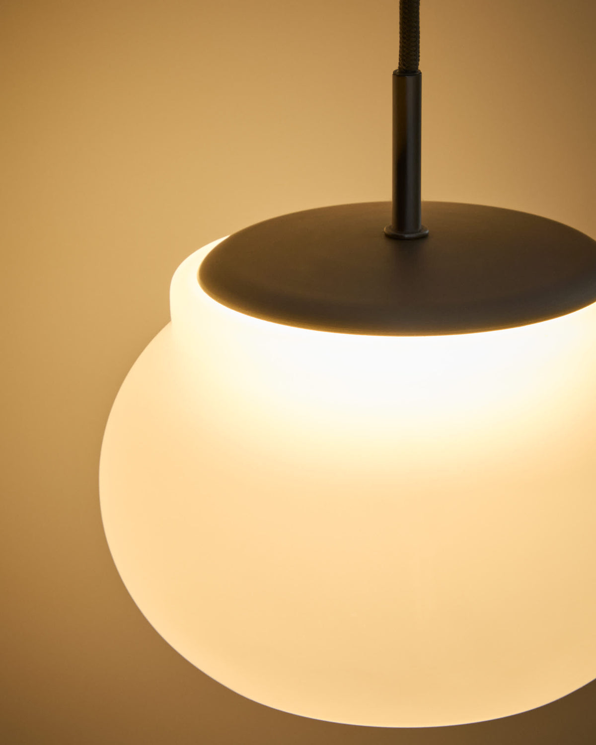 Lampa wisząca LED LERUNA matowe szkło i ocynkowany metal – ujęcie 3