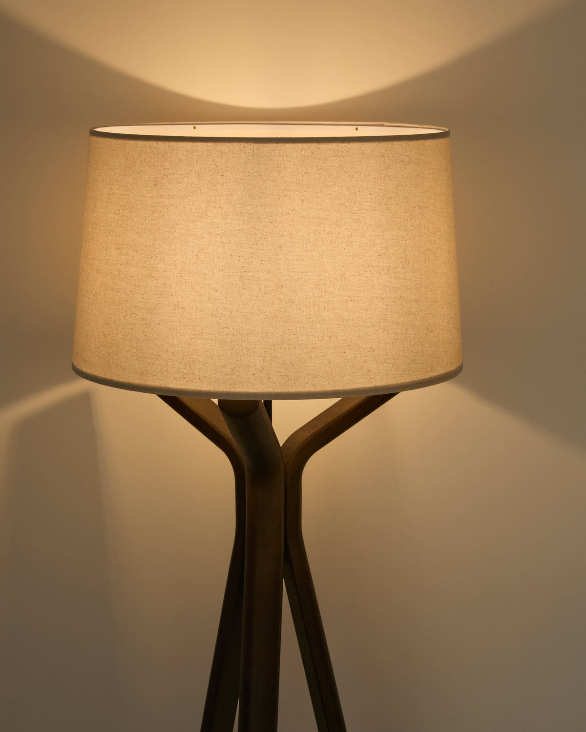 Lampa podłogowa UBIRA ciemne drewno jesionowe z lnianym abażurem – ujęcie 3