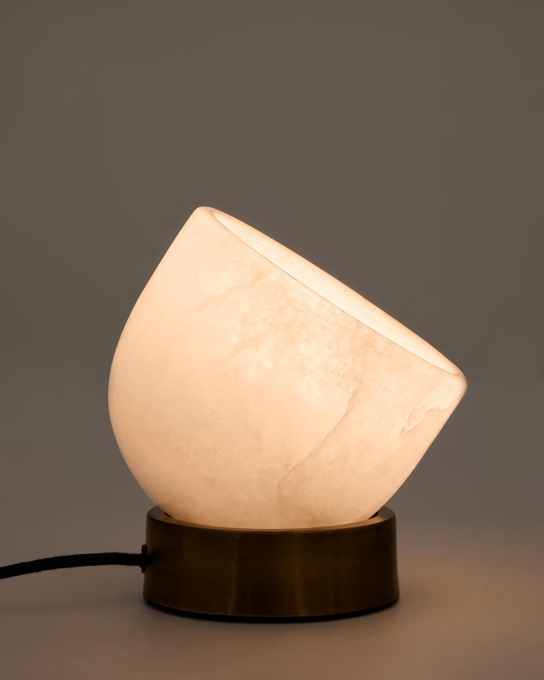 Stolná lampa SHENLI alabaster a mosadz