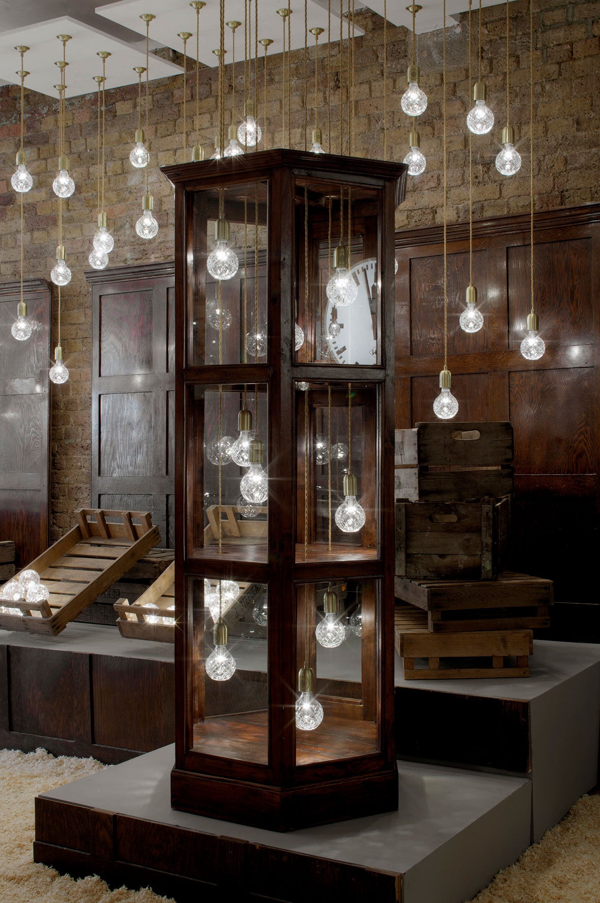 Lusterko CRYSTAL BULB s matným skleneným kryštálom a chrómovým povrchom.