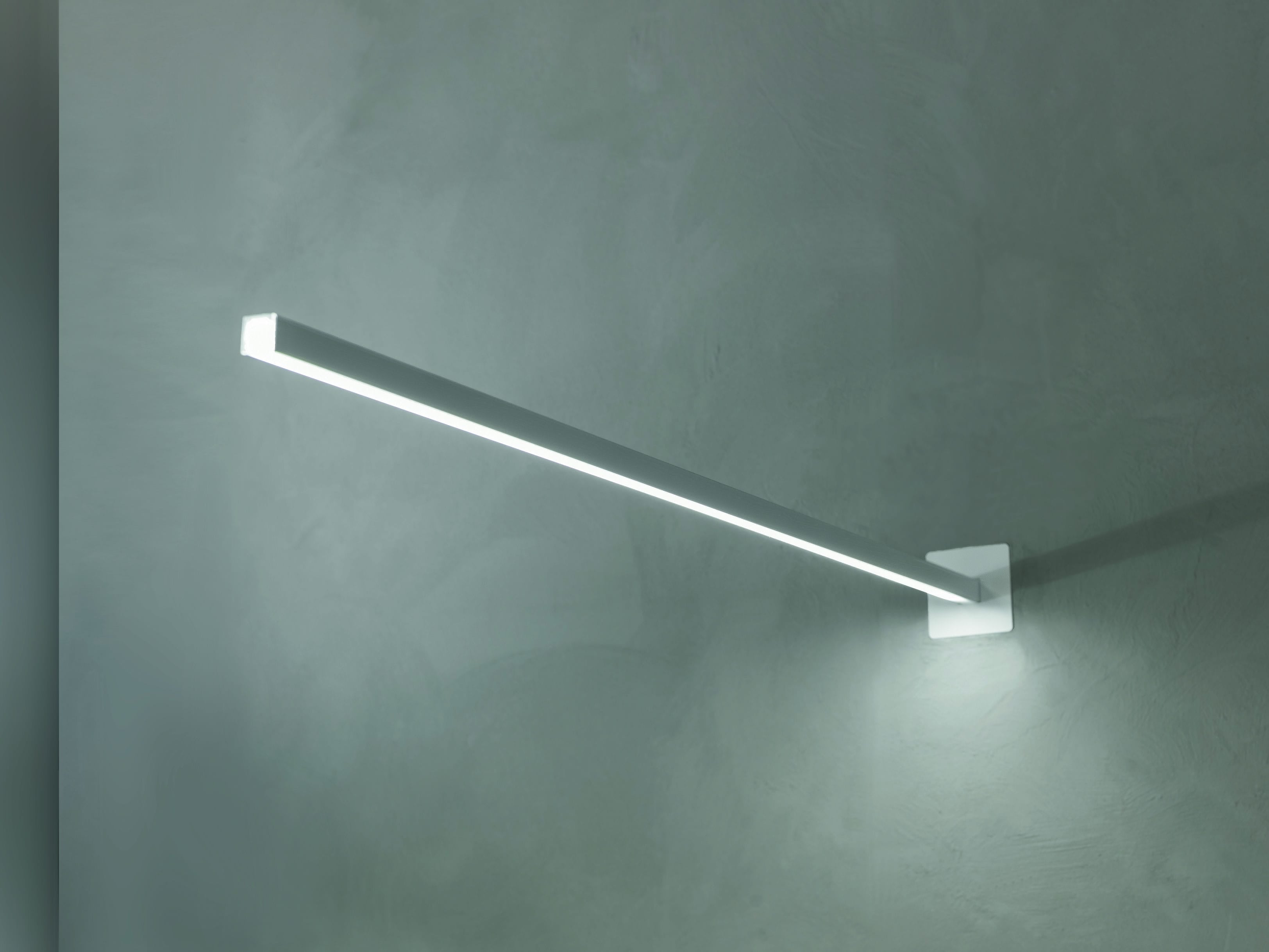 Nástenná lampa na ramene LINESCAPES CANTILEVERED biela