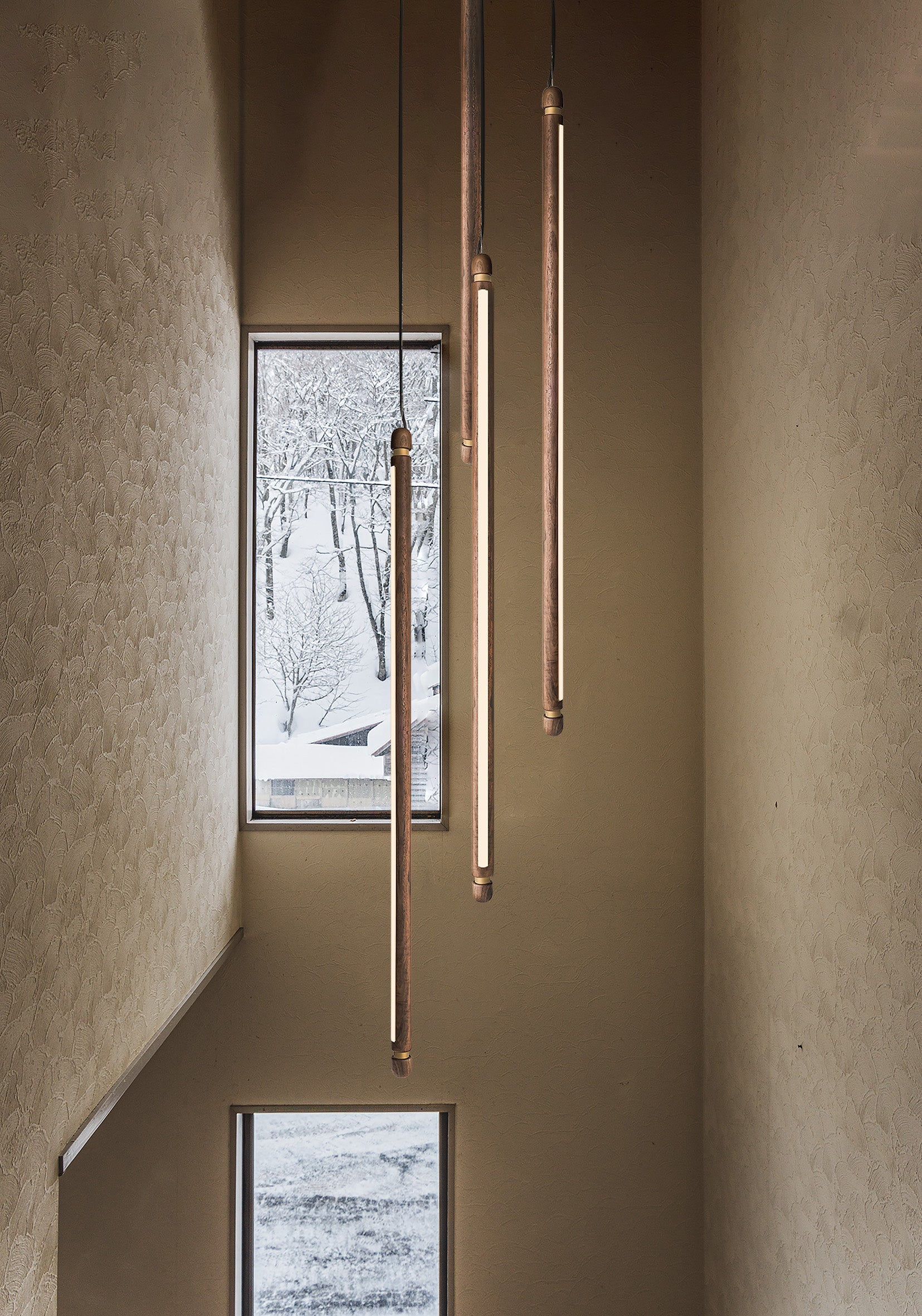 Závesná lampa LINEA V z orechového dreva s mosadzným povrchom