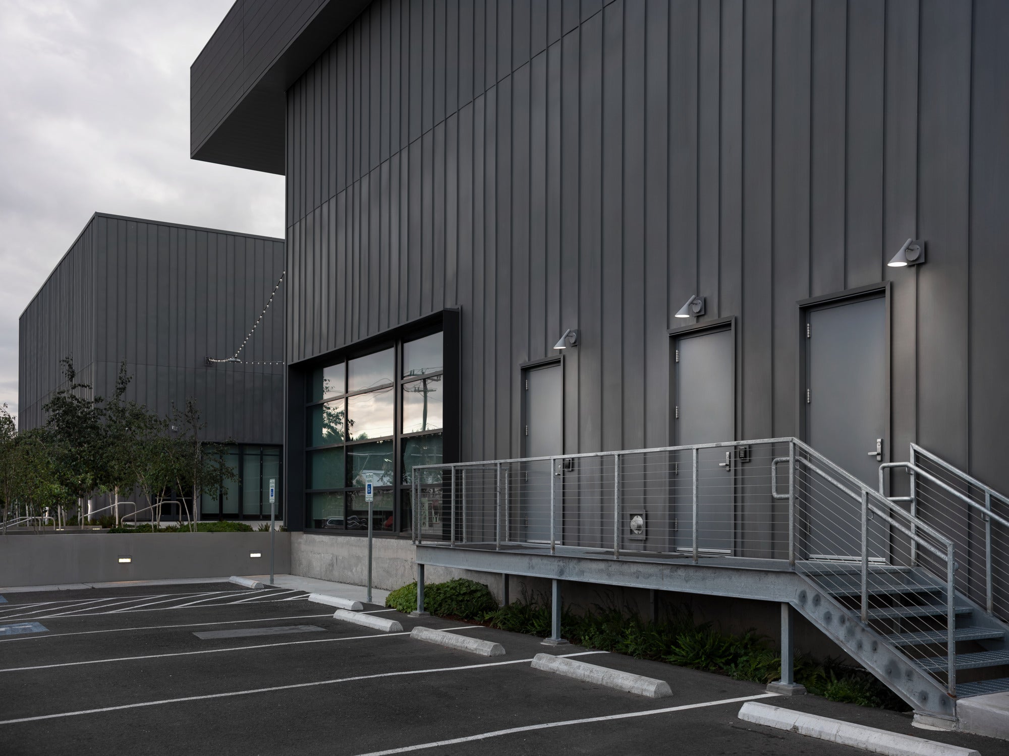 Závesná vonkajšia lampa AJ 50 šedá