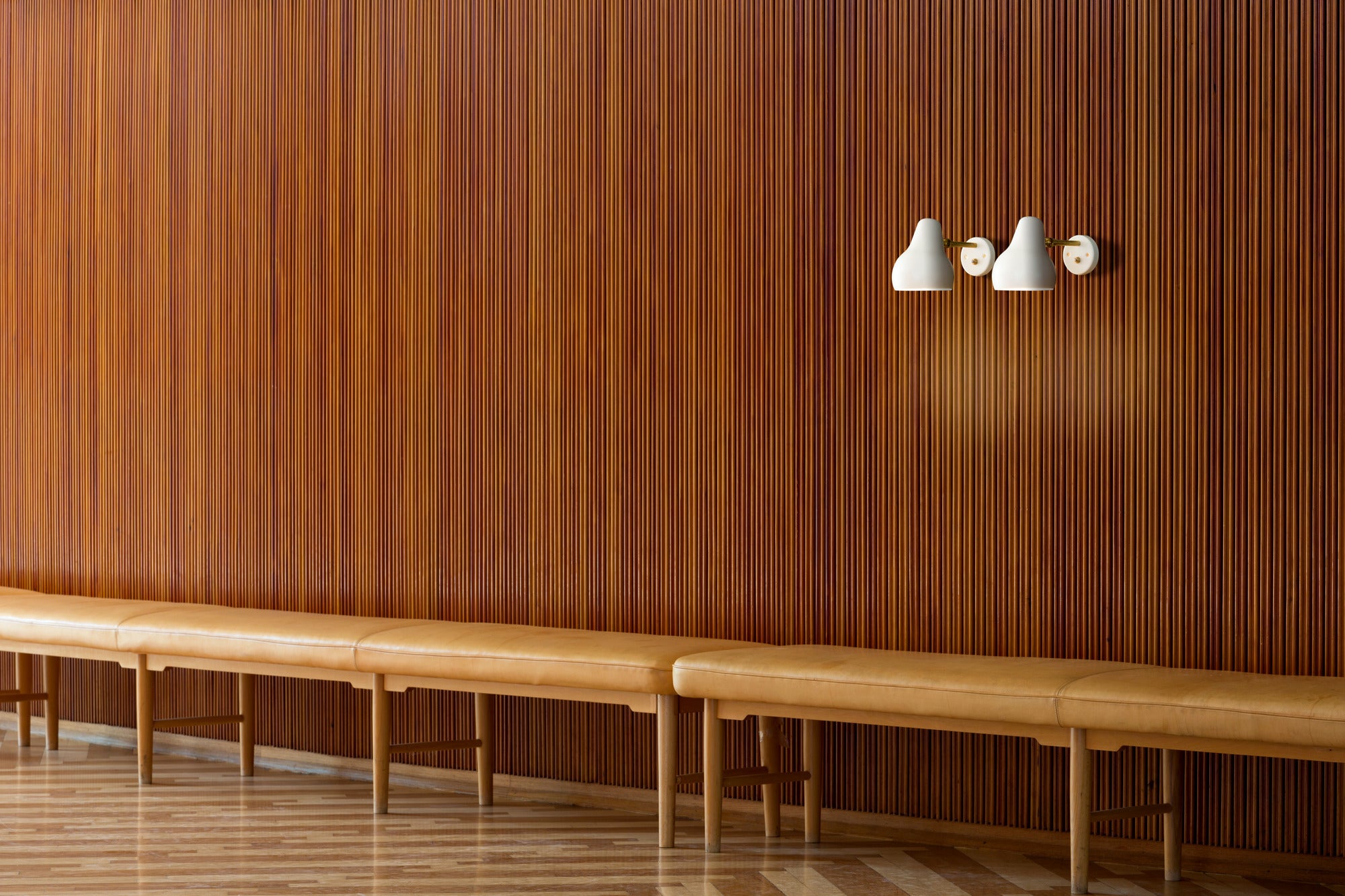 Nástenná lampa VL 38 biela so zlatým povrchom