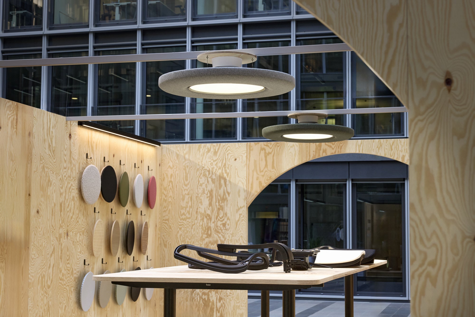 Závesná lampa LP SLIM ACOUSTIC čierny okraj