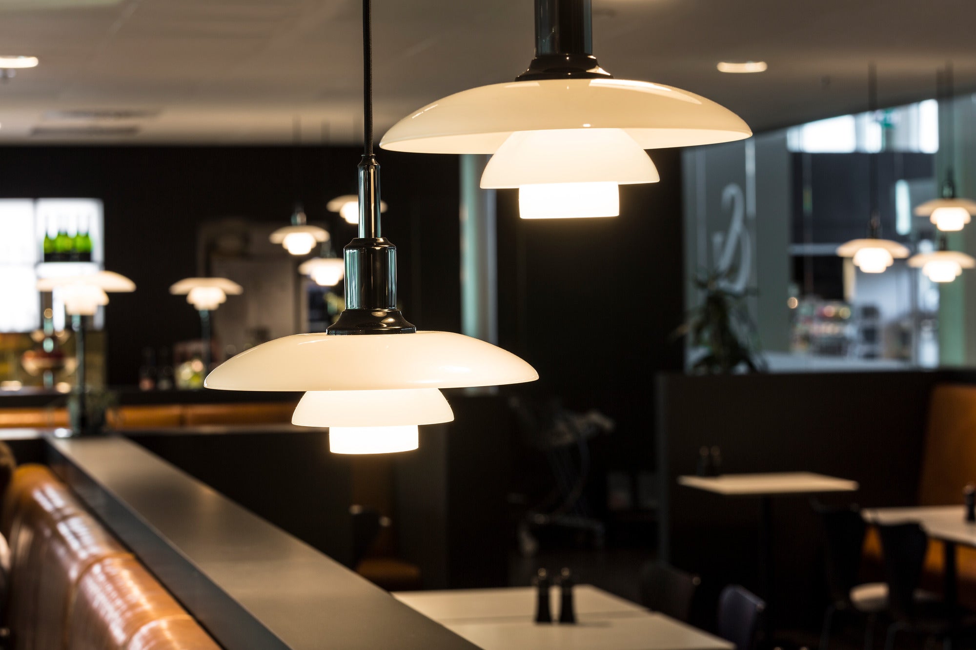 Závesná lampa PH 3/2 biela s čiernym povrchom