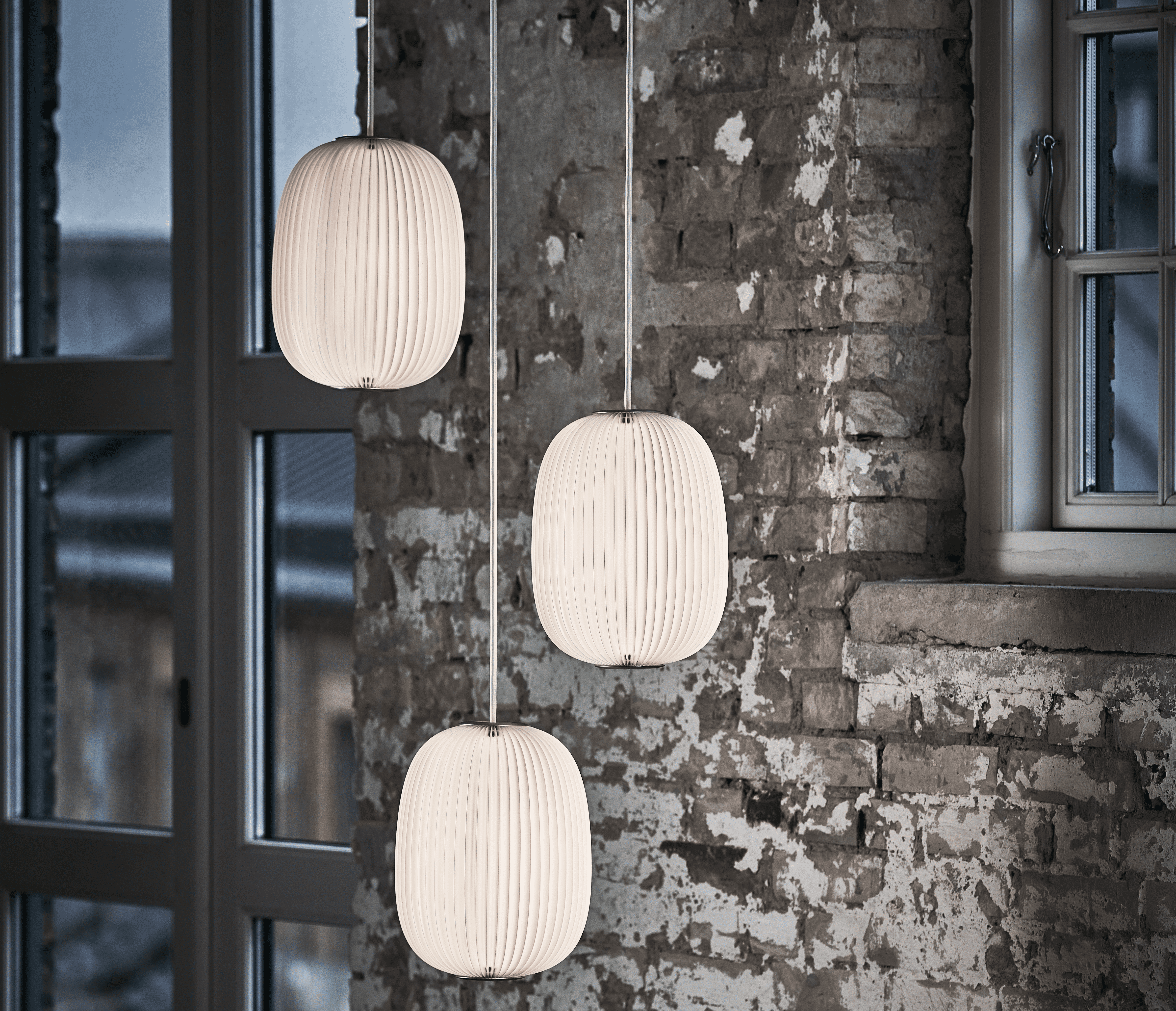 Závesná lampa MODEL 135 LAMELLA 4 biela s čiernym povrchom