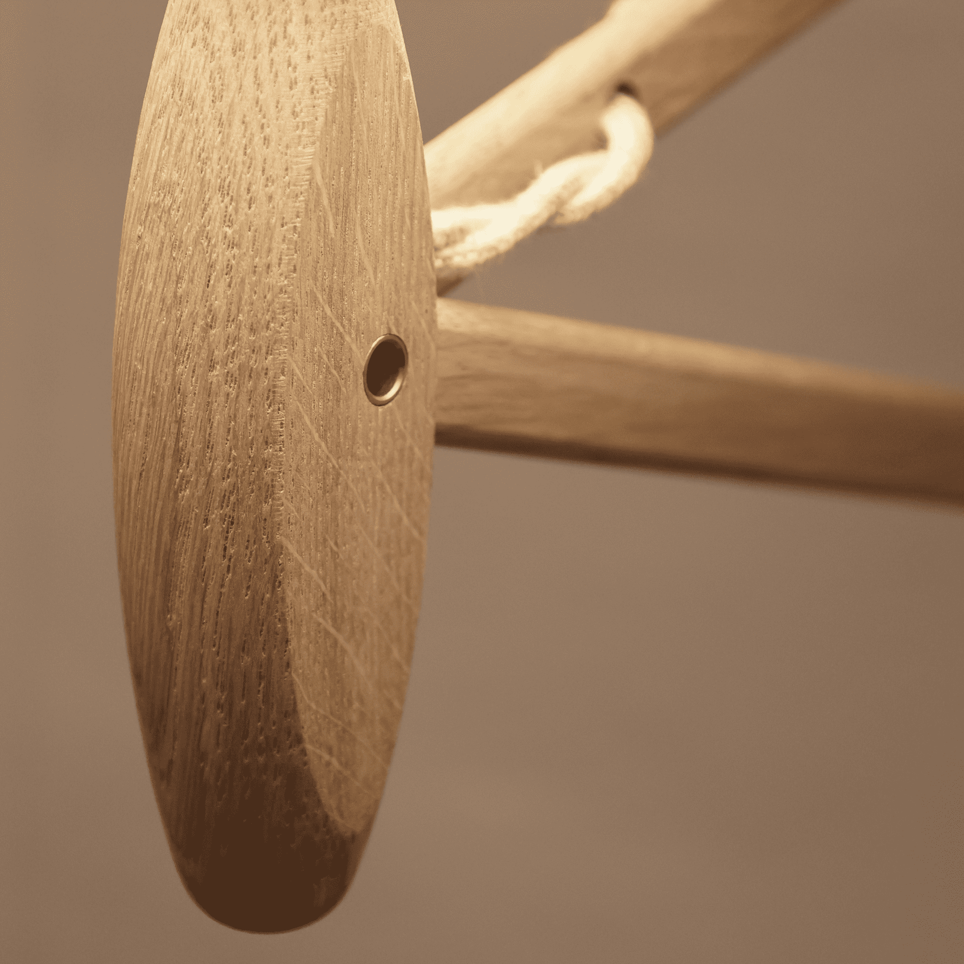 Nástenná lampa MODEL 224 6/21 SAX ANNIVERSARY biela s tmavým dubovým podstavcom