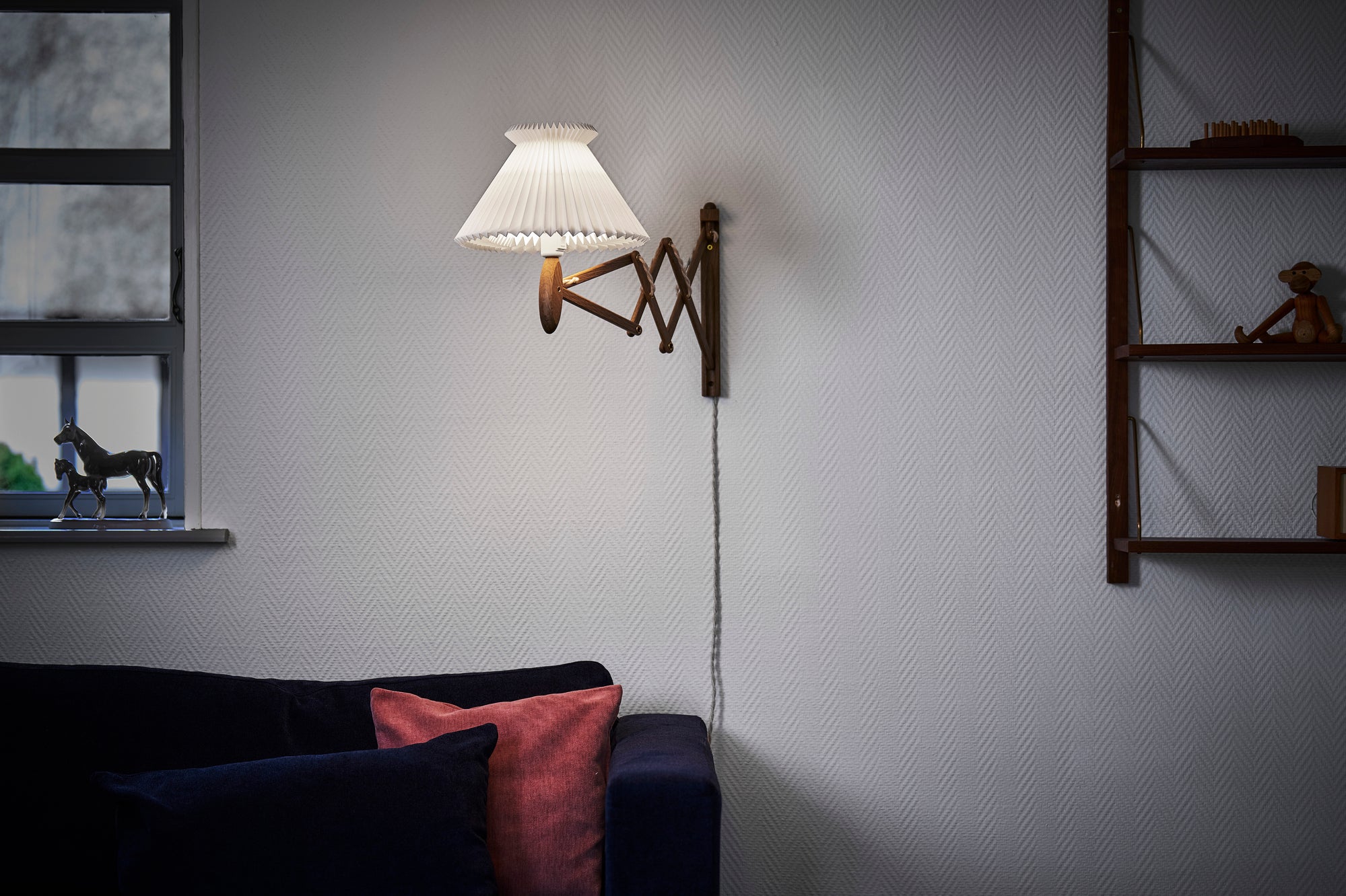 Nástenná lampa MODEL 224 6/21 SAX ANNIVERSARY biela s tmavým dubovým podstavcom