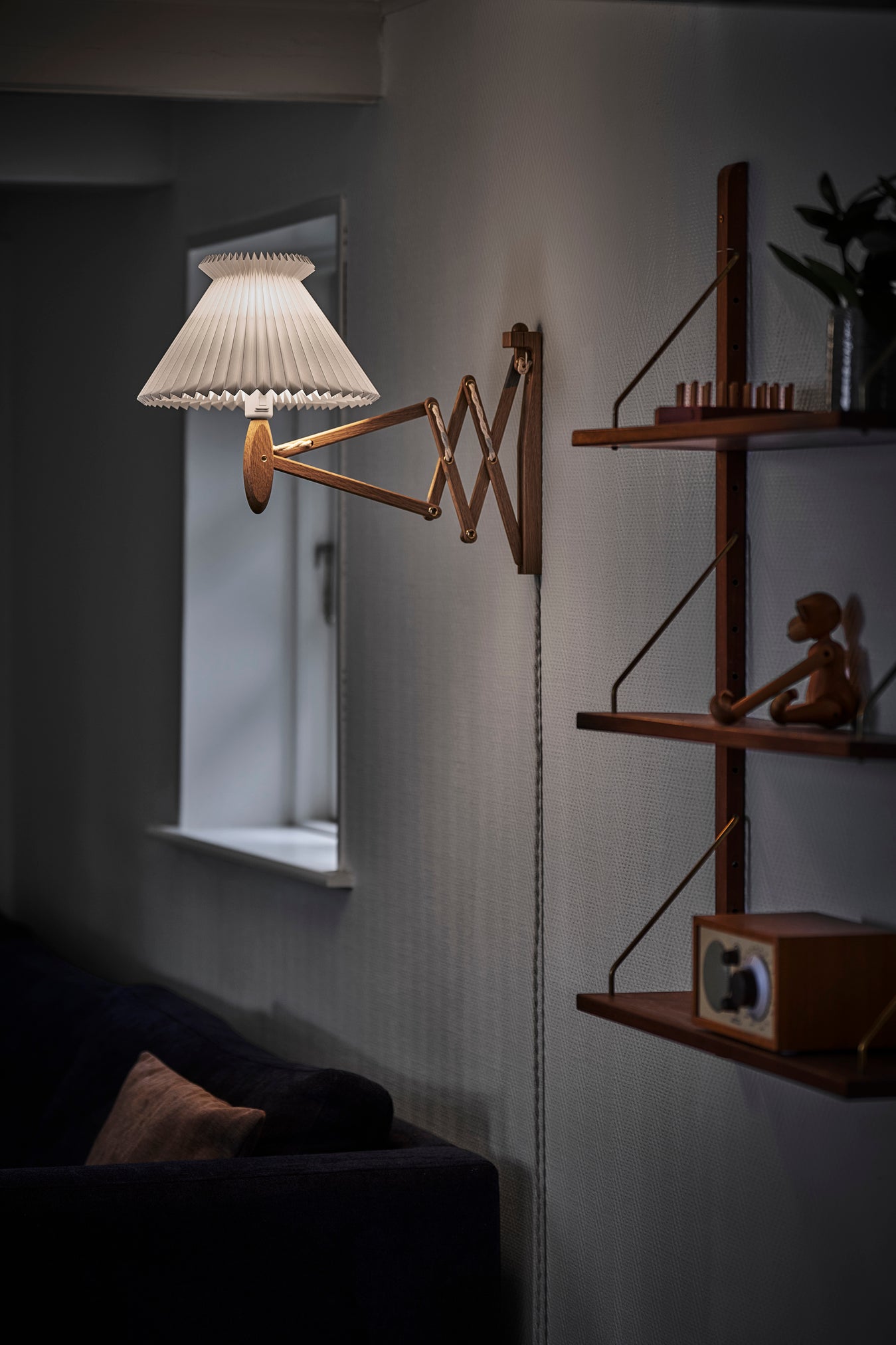 Nástenná lampa MODEL 224 6/21 SAX ANNIVERSARY biela s tmavým dubovým podstavcom