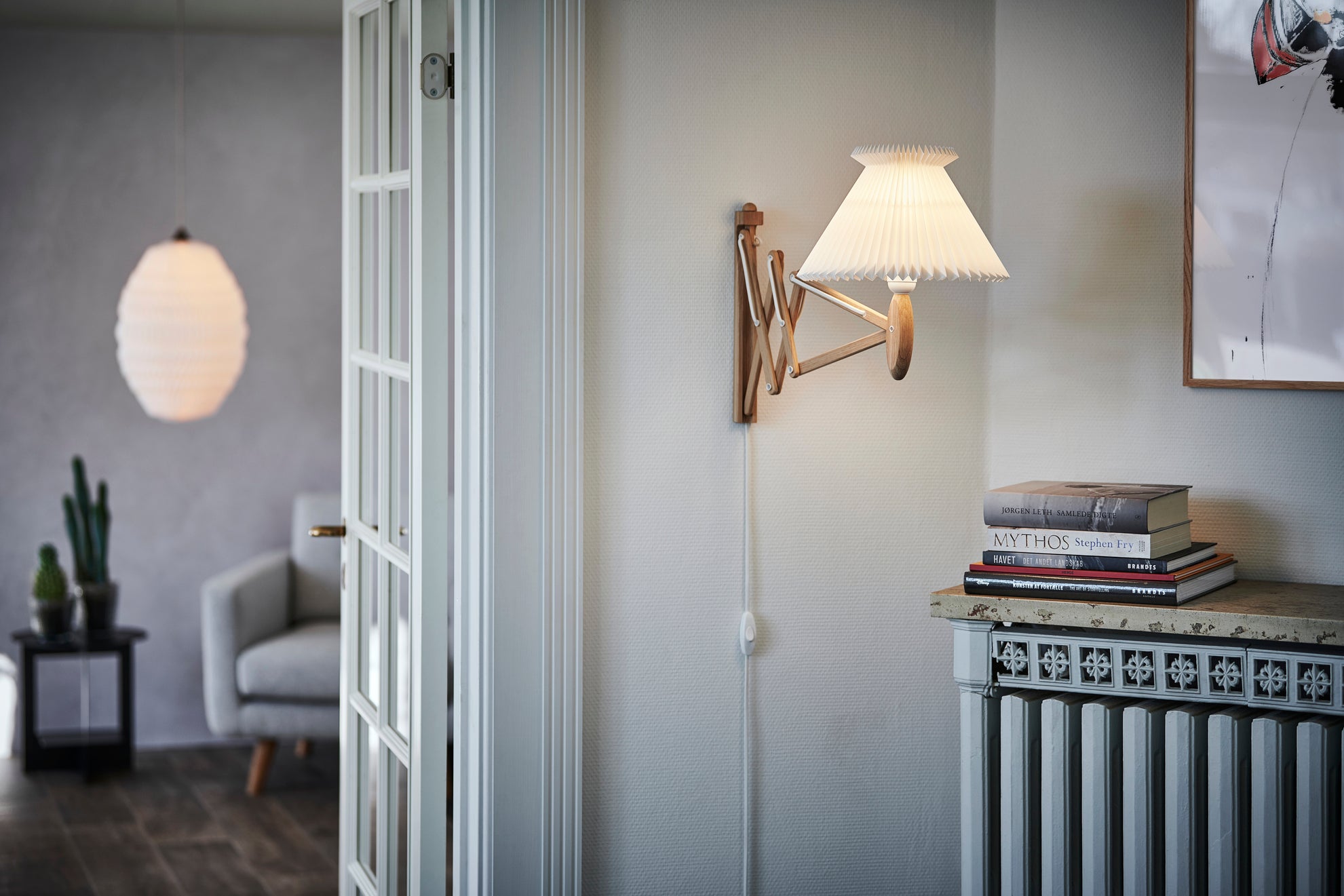 Nástenná lampa MODEL 224 6/17 SAX biela s tmavým dubovým podstavcom