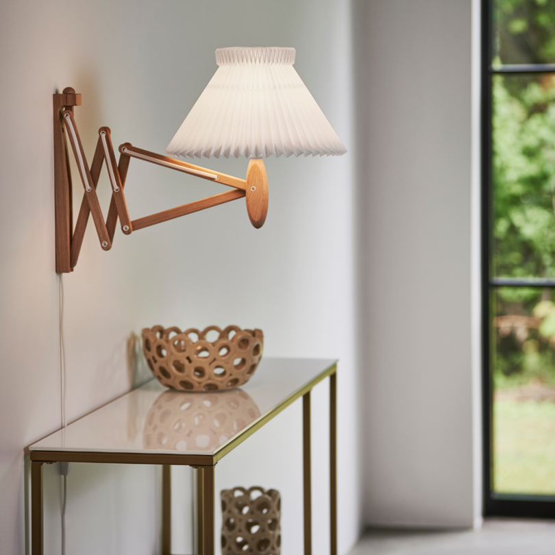 Nástenná lampa MODEL 224 6/17 SAX biela s jasným dubovým podstavcom