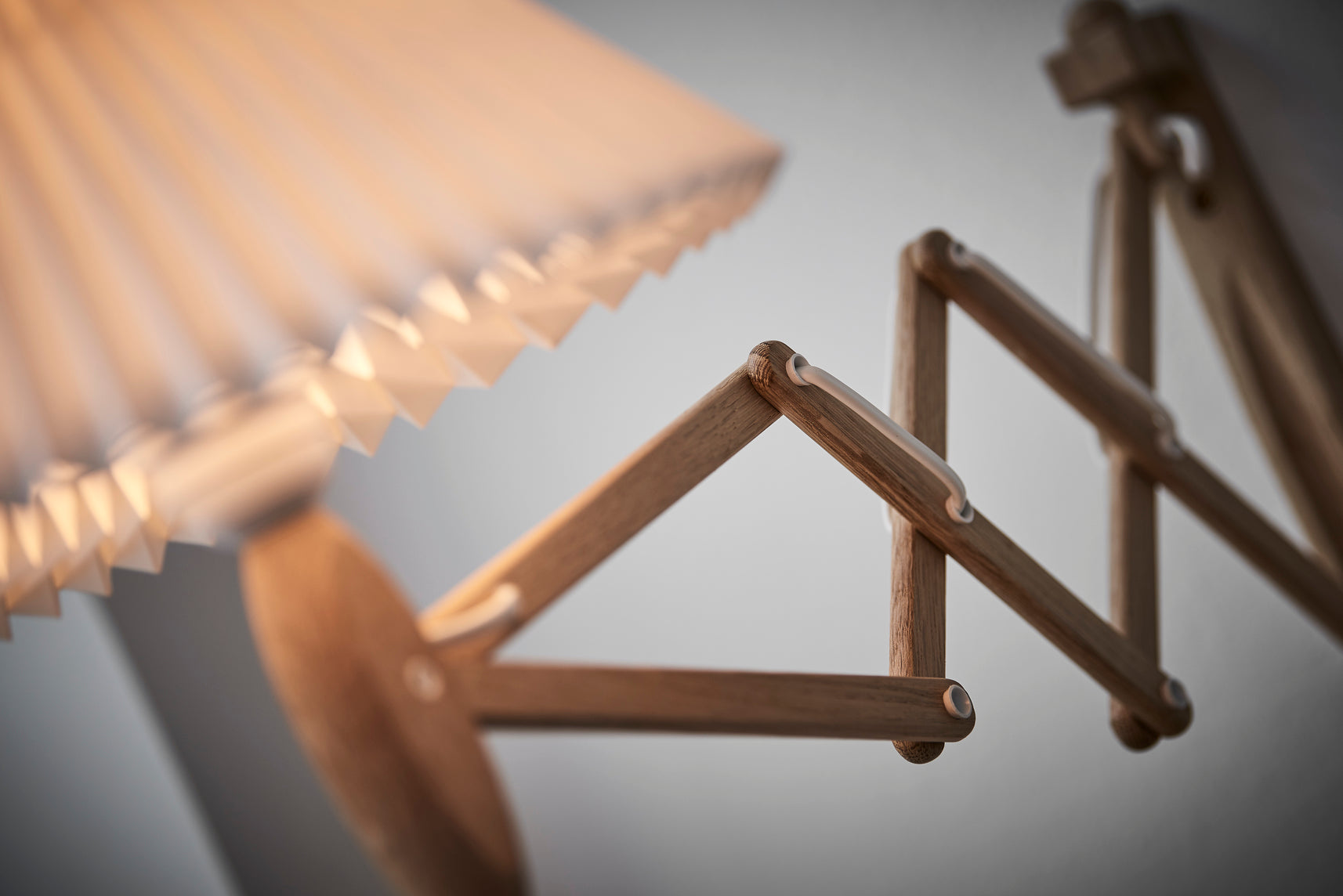 Nástenná lampa MODEL 224 6/17 SAX biela s jasným dubovým podstavcom