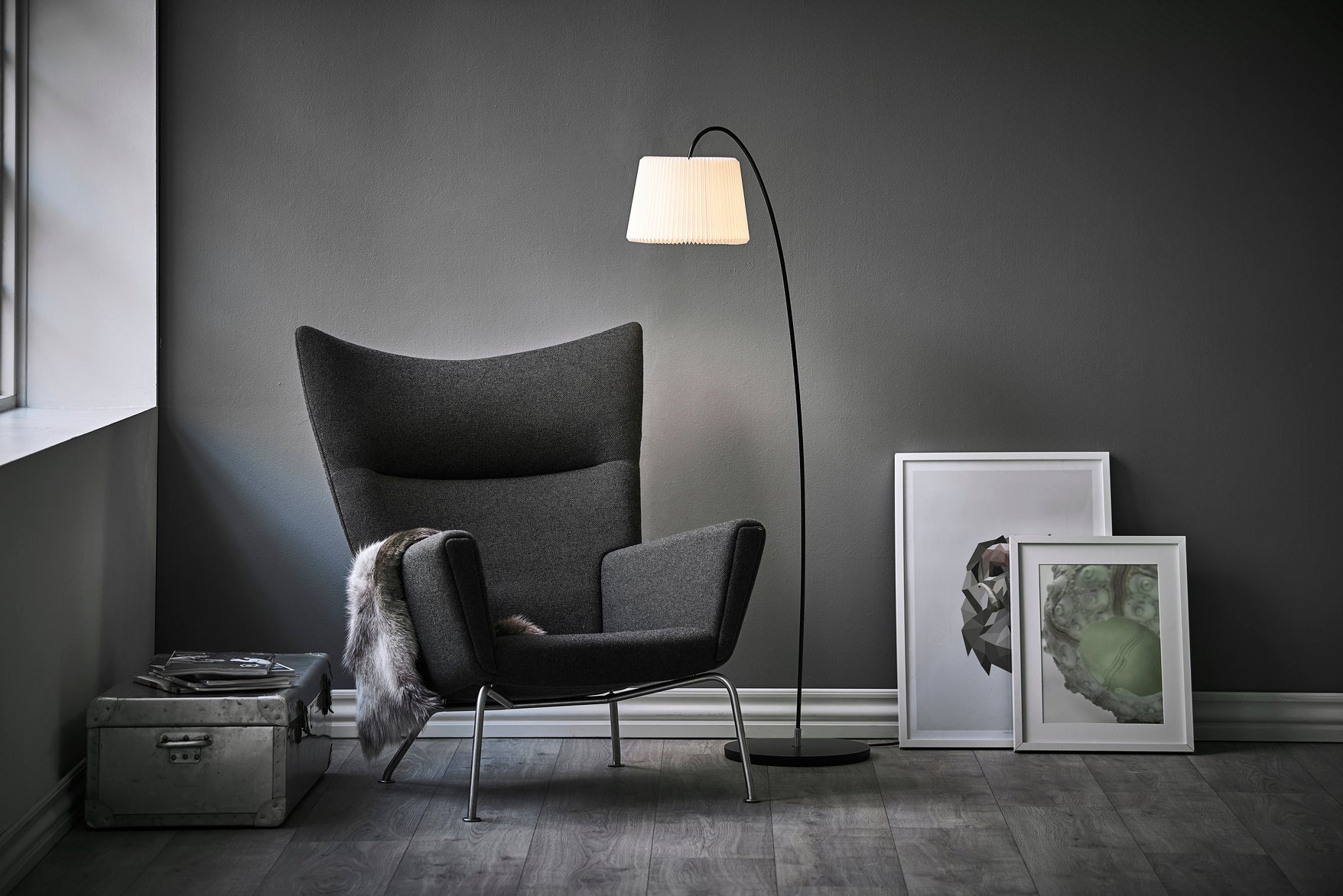 Stojaca lampa MODEL 320 SNEŽIENKA biela s čiernym podstavcom