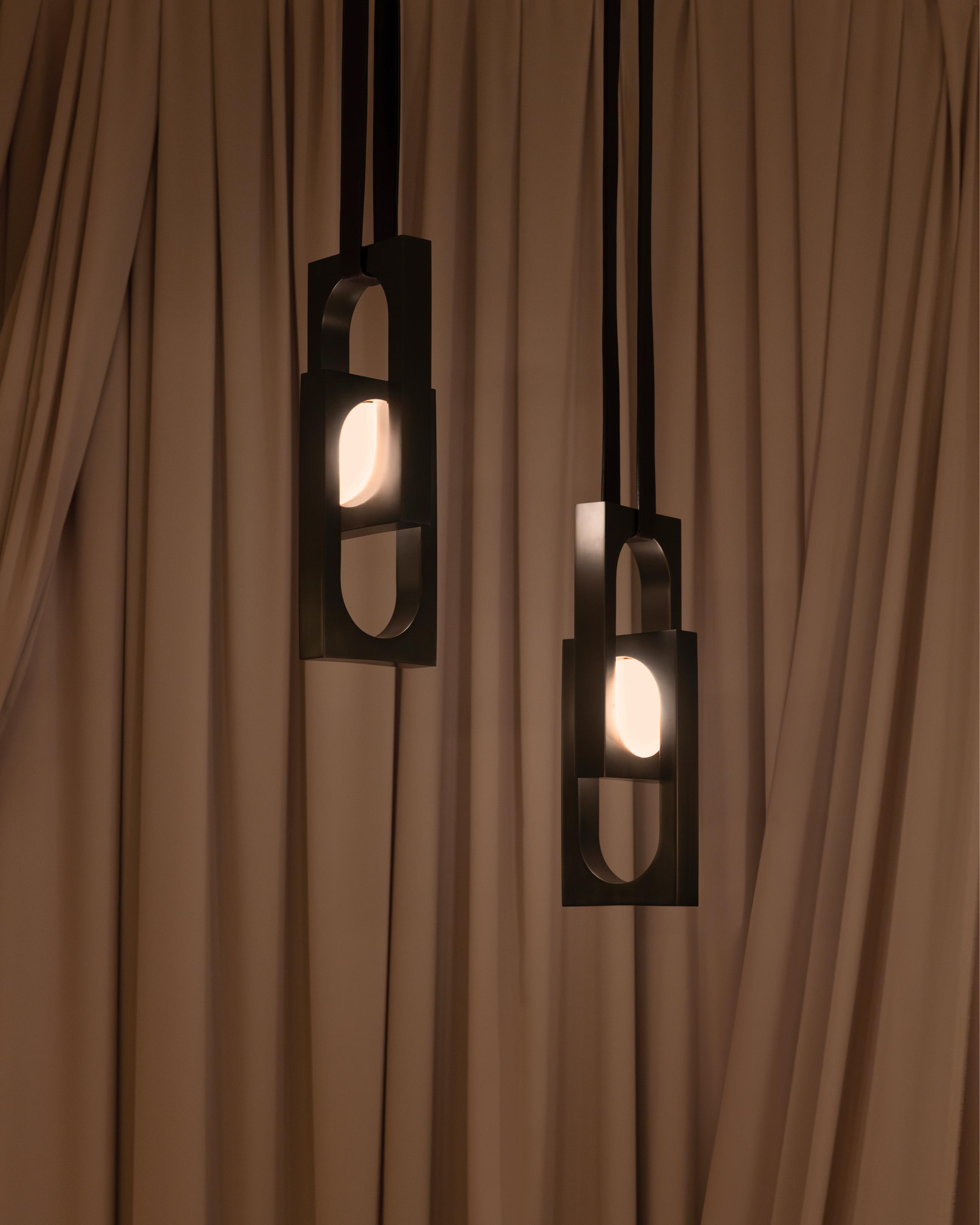 Lampa visiacá MYTHOS DUO s opálovým tienidlom a mosadzou