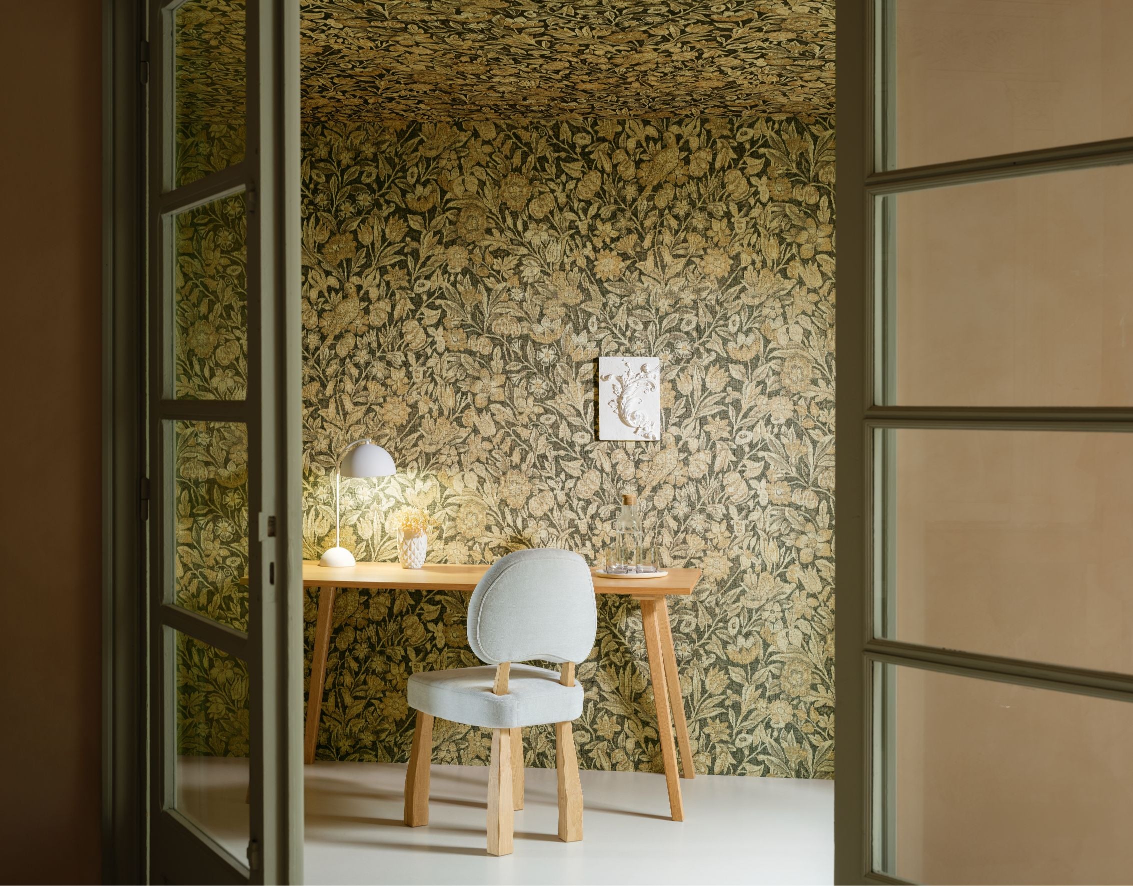 Textile wallpaper with a floral motif BOUQUET brown with beige